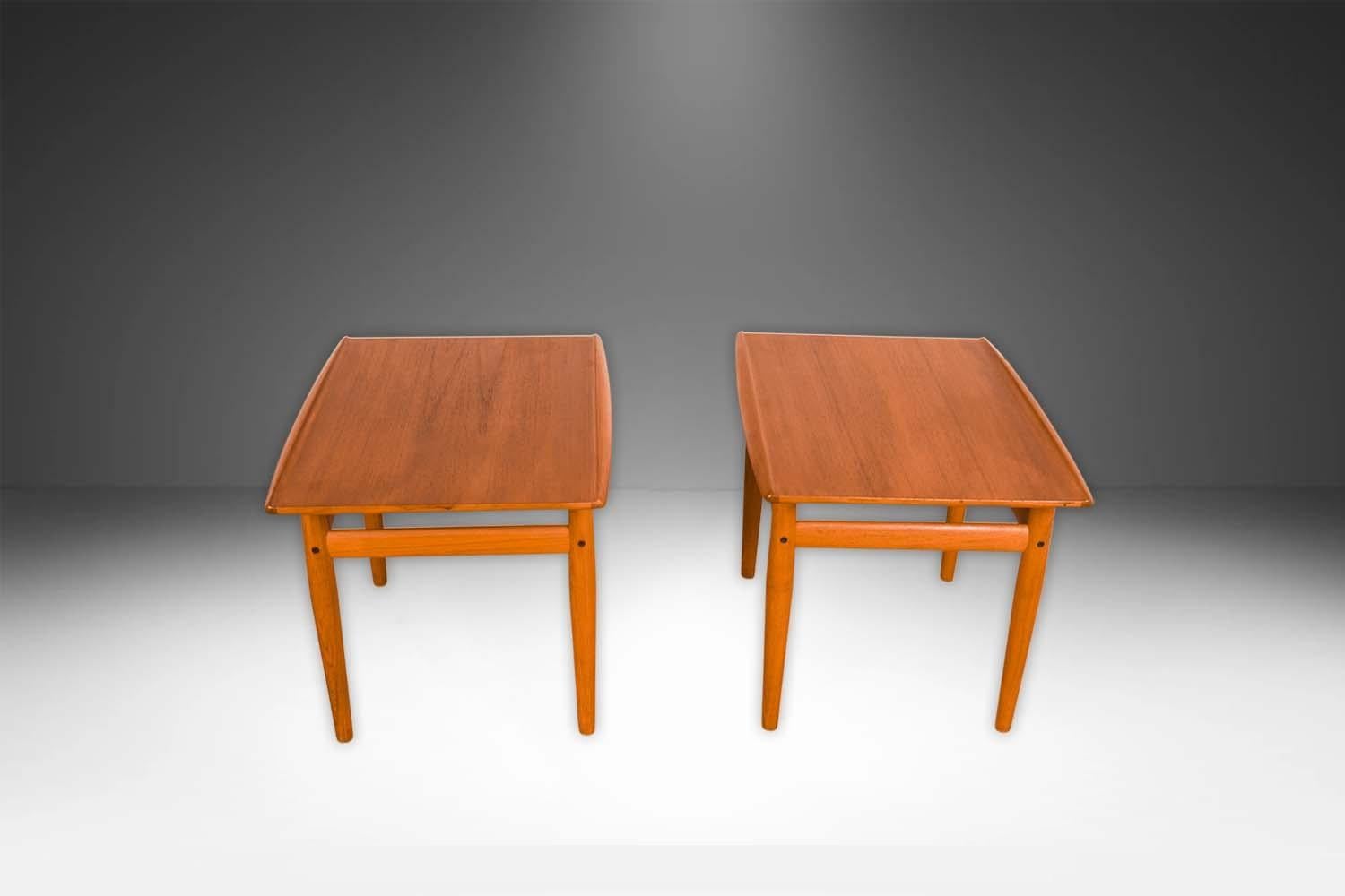 Mid-Century moderno Coppia di tavolini danesi moderni della metà del secolo Grete Jalk per Glostrup in vendita