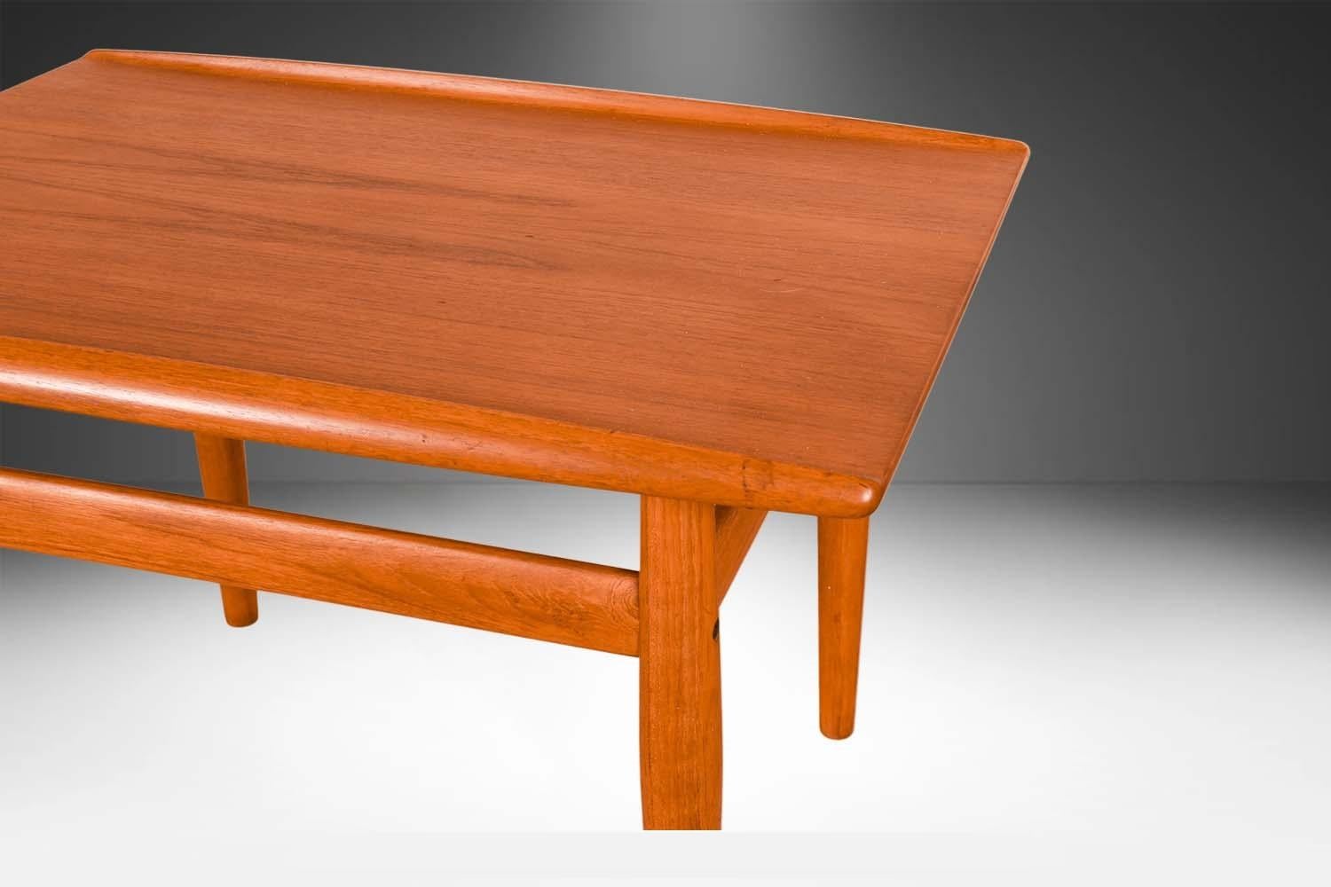 Coppia di tavolini danesi moderni della metà del secolo Grete Jalk per Glostrup In condizioni discrete in vendita a Baltimore, MD