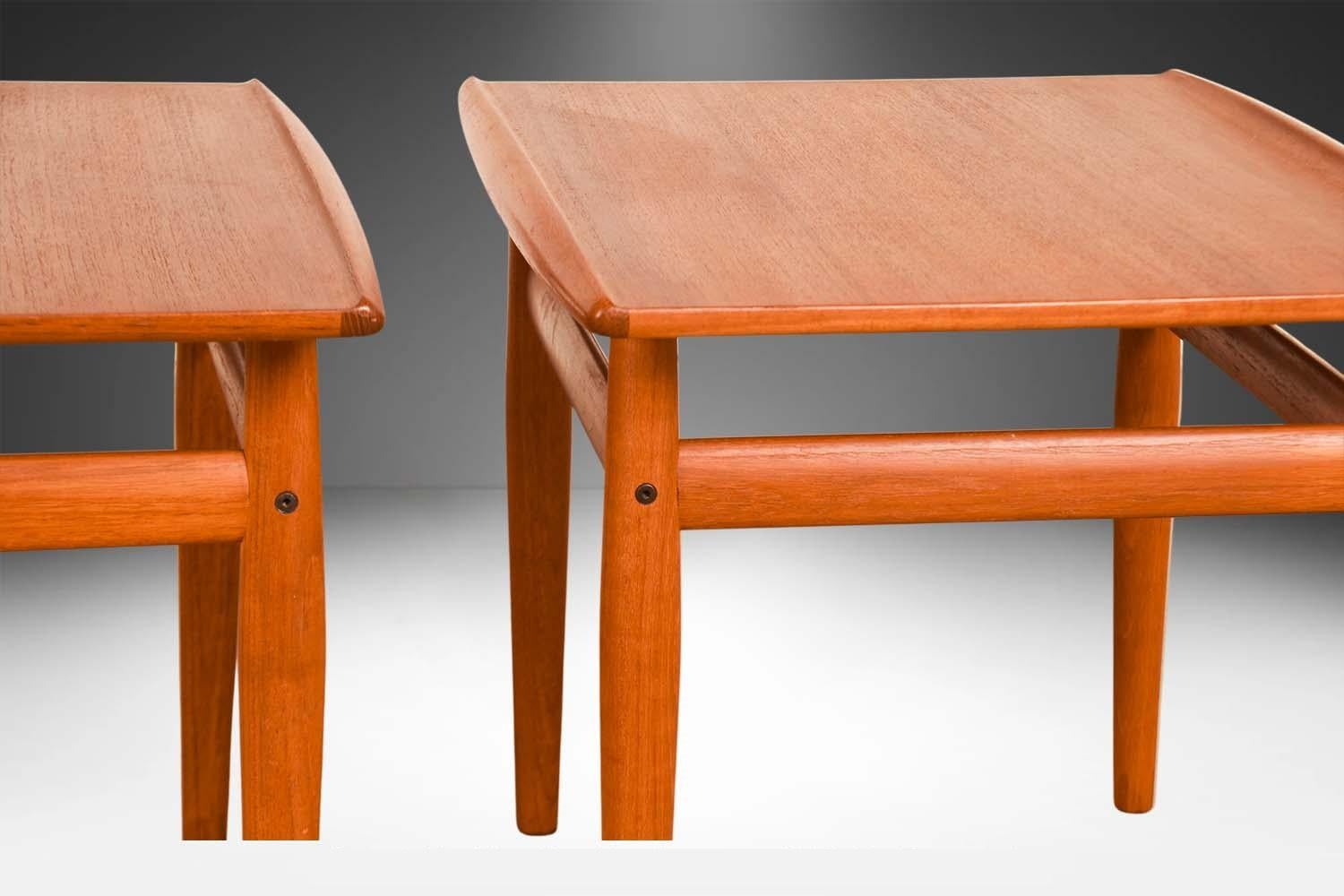 Teak Coppia di tavolini danesi moderni della metà del secolo Grete Jalk per Glostrup in vendita