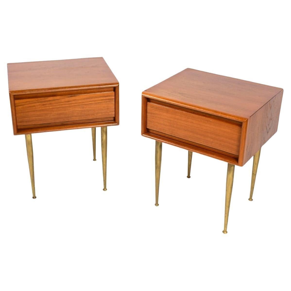 Scandinave moderne Paire de tables de nuit en teck moderne The Modernity avec pieds en laiton en vente