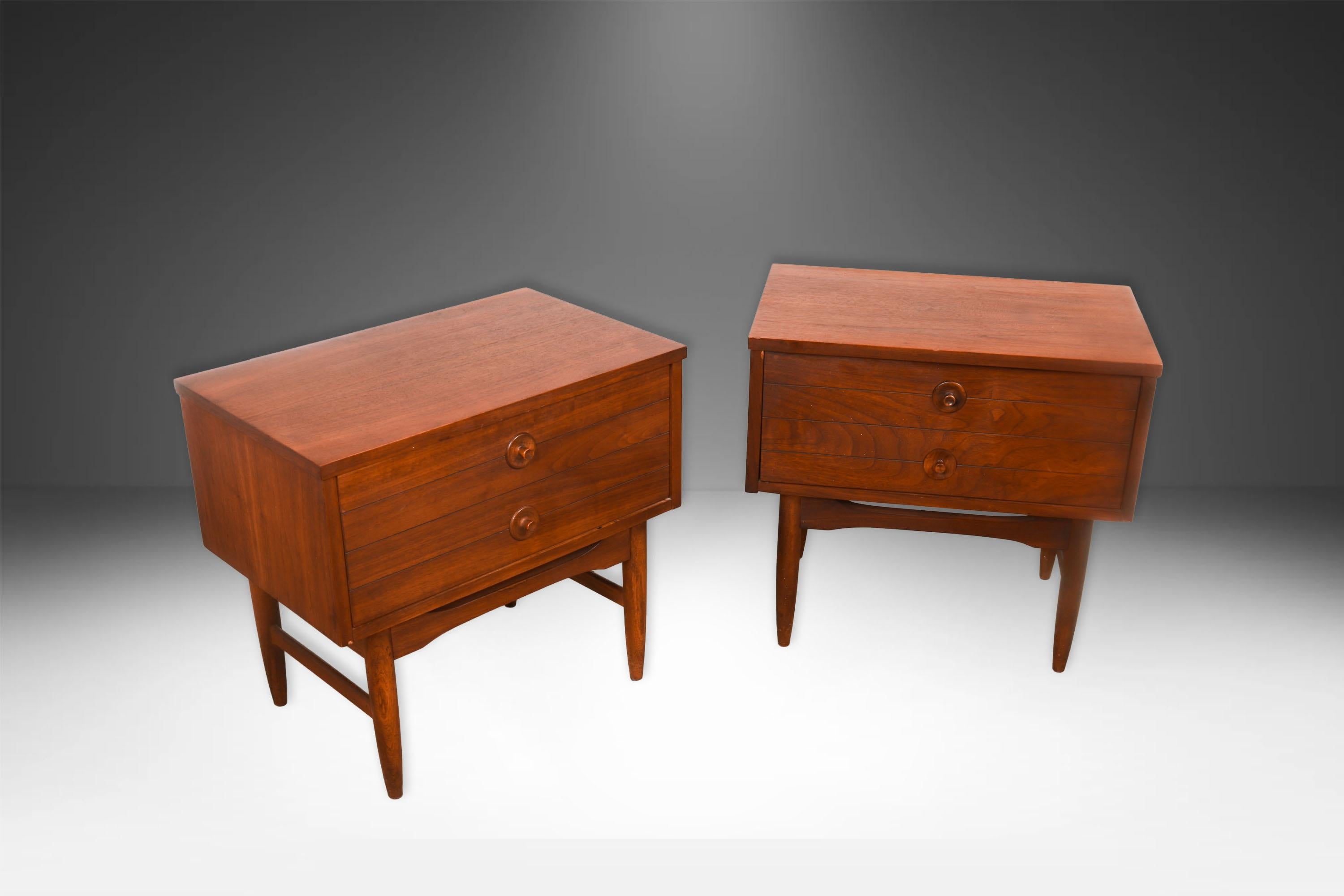 Comodini/tavolini in noce scuro della modernità di metà secolo. Profilo minimalista di ispirazione danese moderna. Ogni comodino/tavolino presenta un design minimalista con un cassetto profondo e spazioso a coda di rondine con tiretti in stile