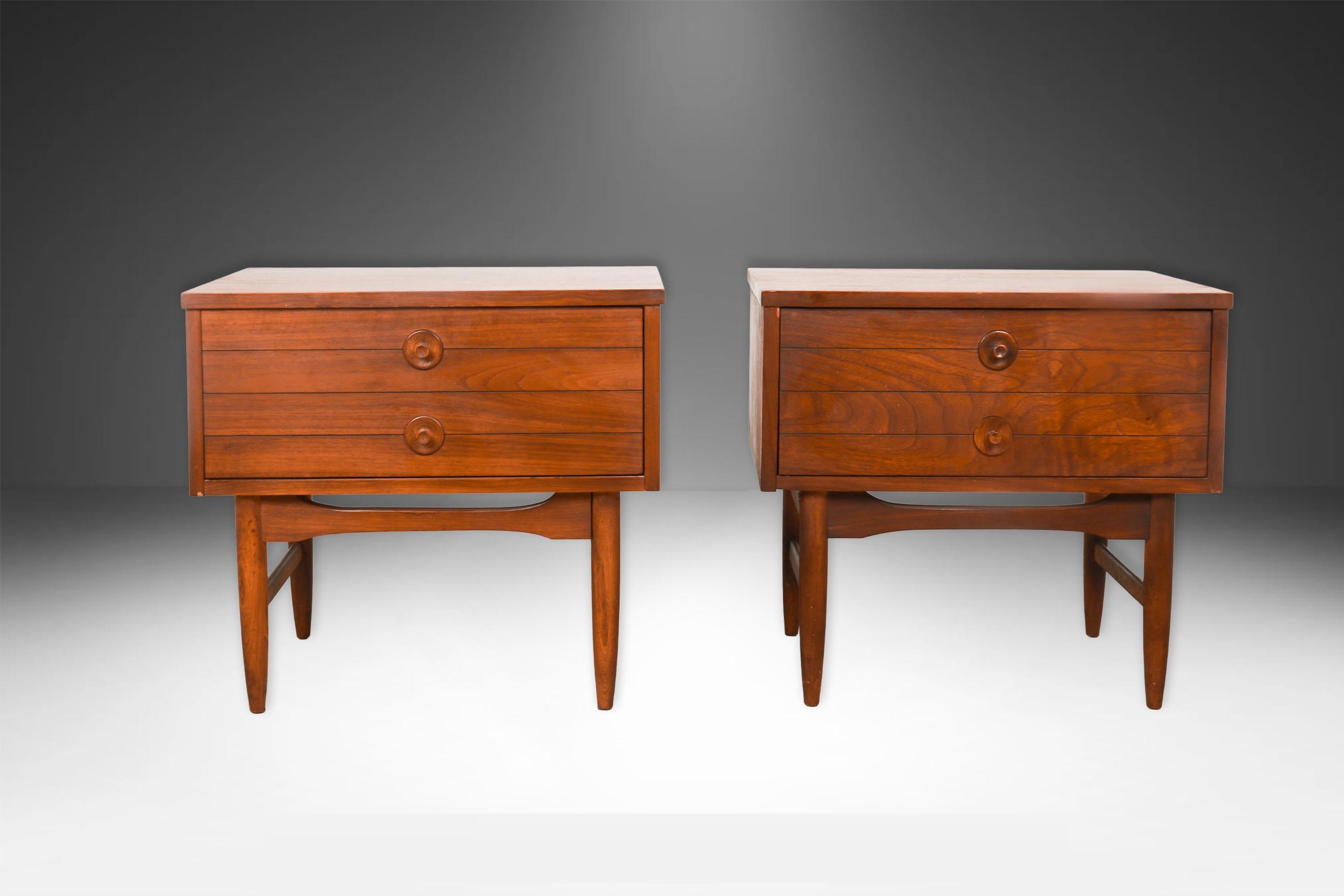Mid-Century moderno Coppia di tavolini da notte in noce scuro della metà del secolo scorso Comodini in vendita