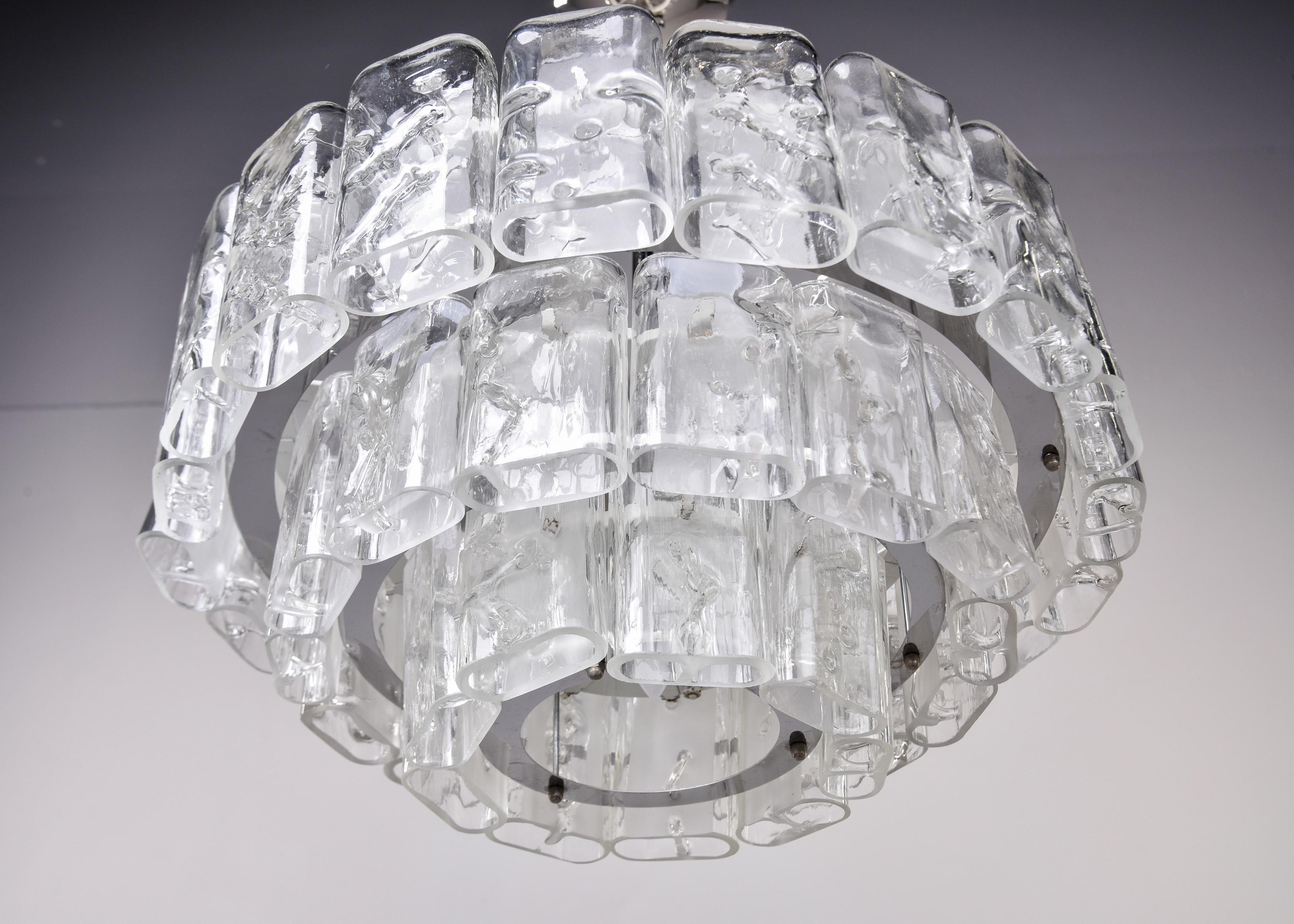 20ième siècle Paire de luminaires en verre soufflé à trois niveaux Doria du milieu du siècle dernier en vente