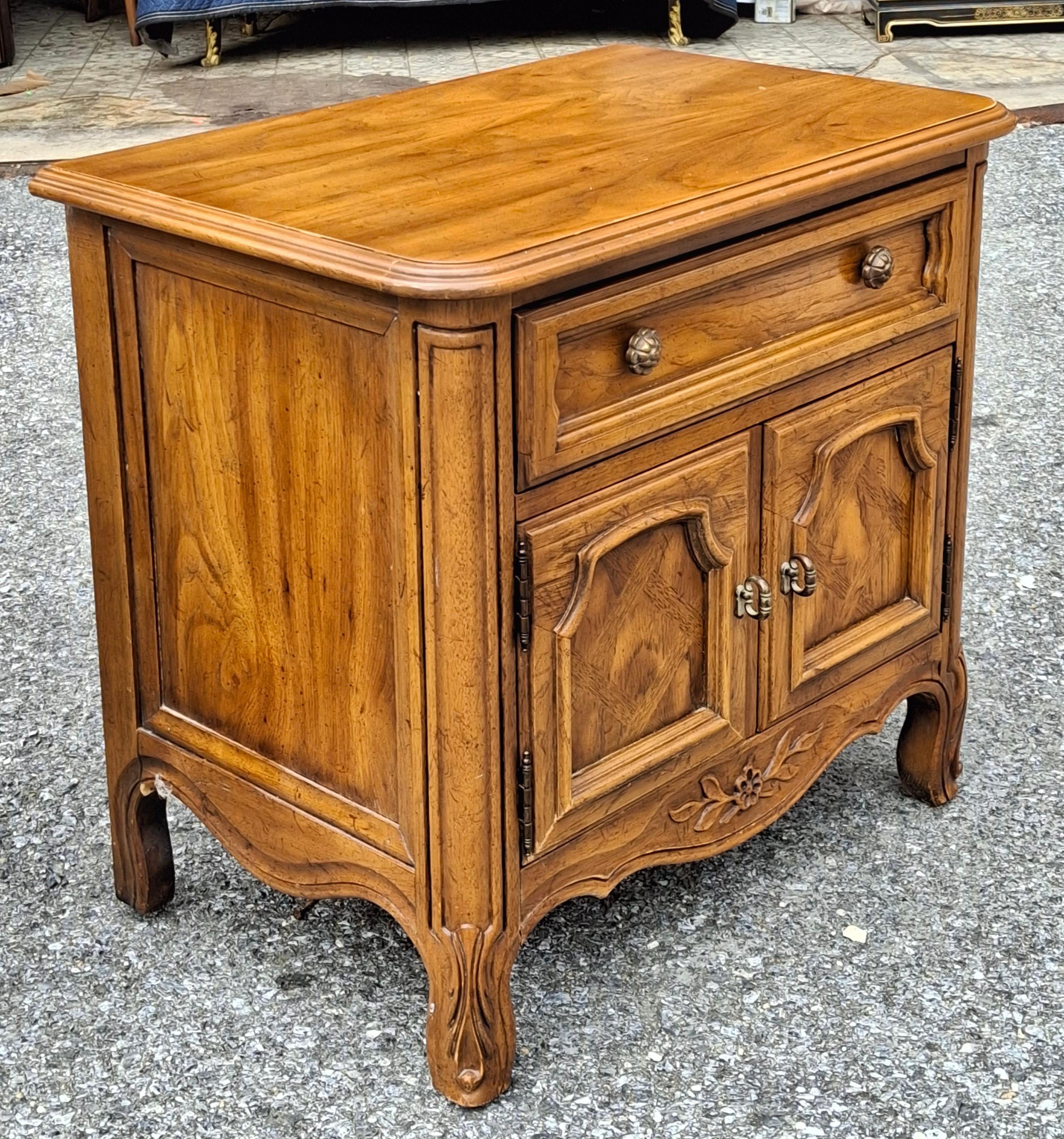 Pair Mid Century Drexel Cabernet Series Provincial Style Oak Bedside Tables en venta 2