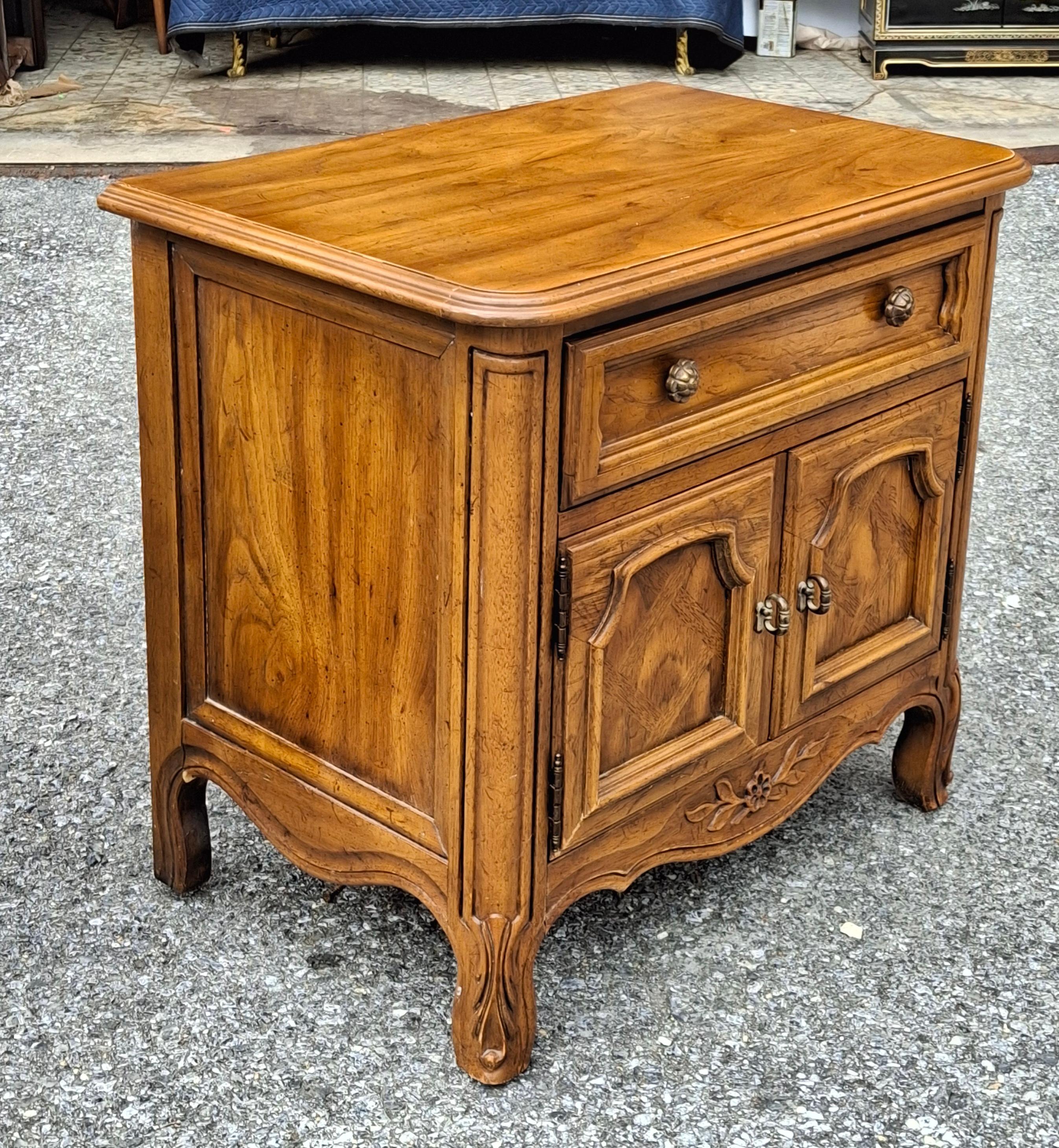 Pair Mid Century Drexel Cabernet Series Provincial Style Oak Bedside Tables en venta 3