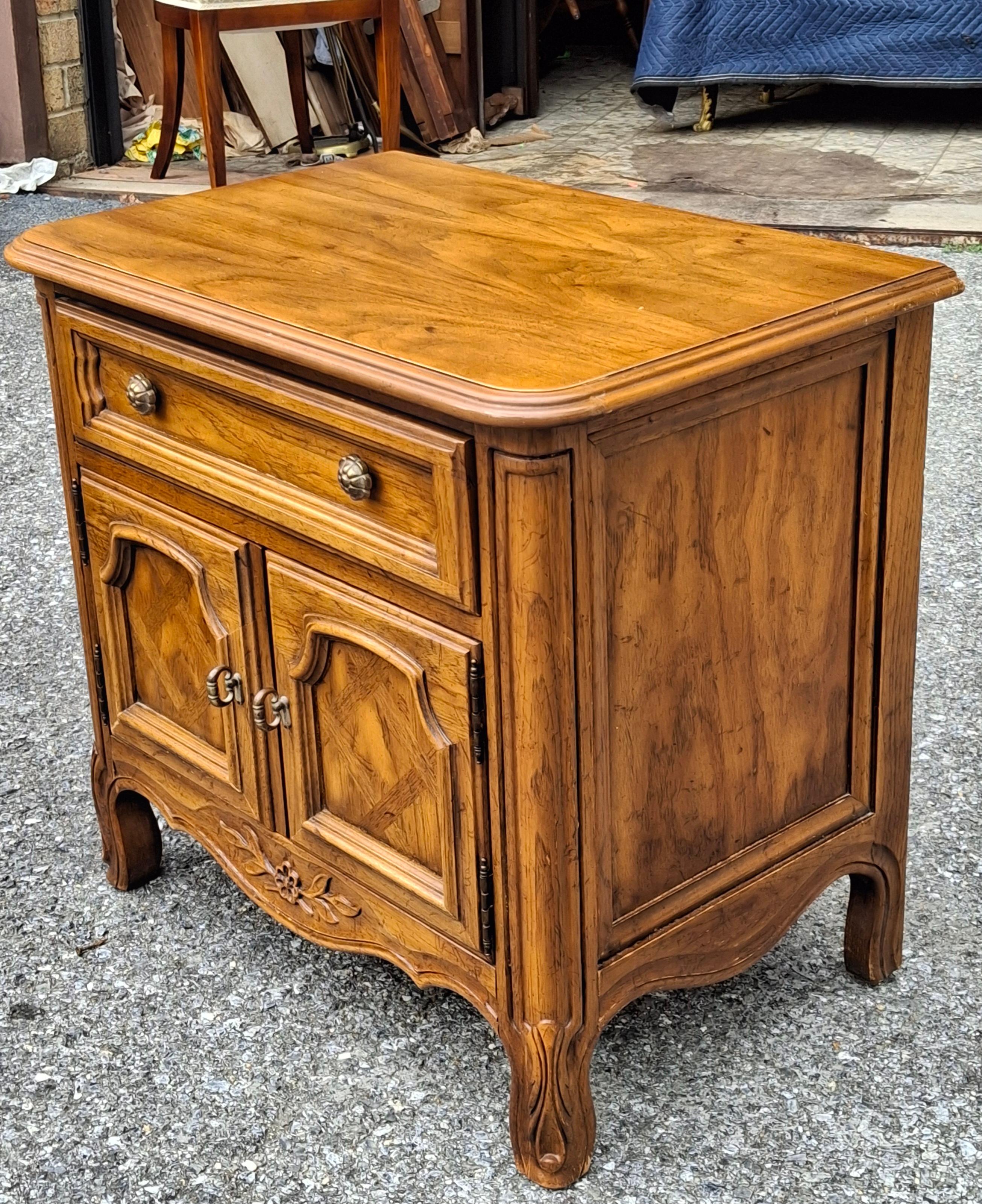 Pair Mid Century Drexel Cabernet Series Provincial Style Oak Bedside Tables en venta 4