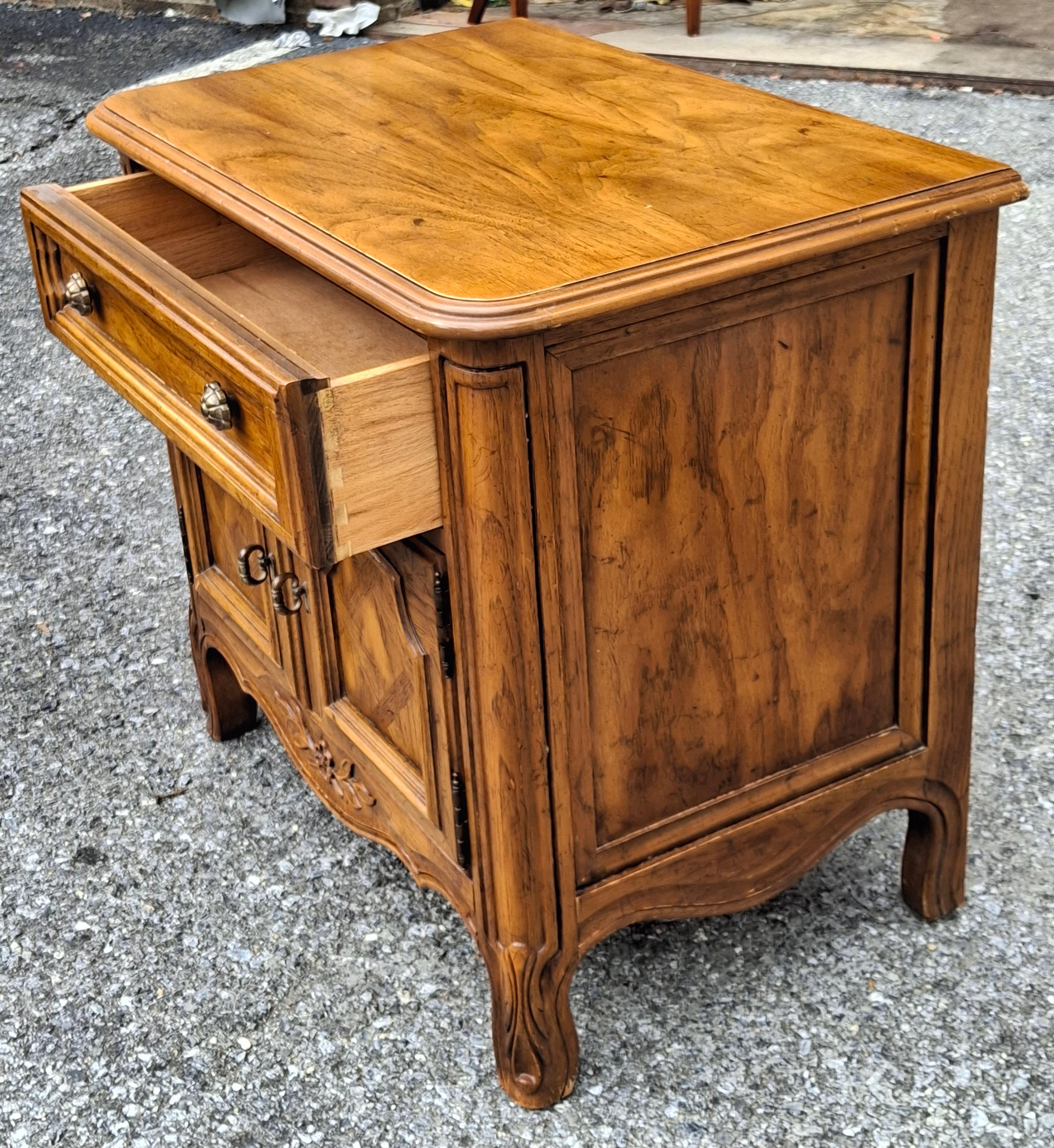 Pair Mid Century Drexel Cabernet Series Provincial Style Oak Bedside Tables en venta 5