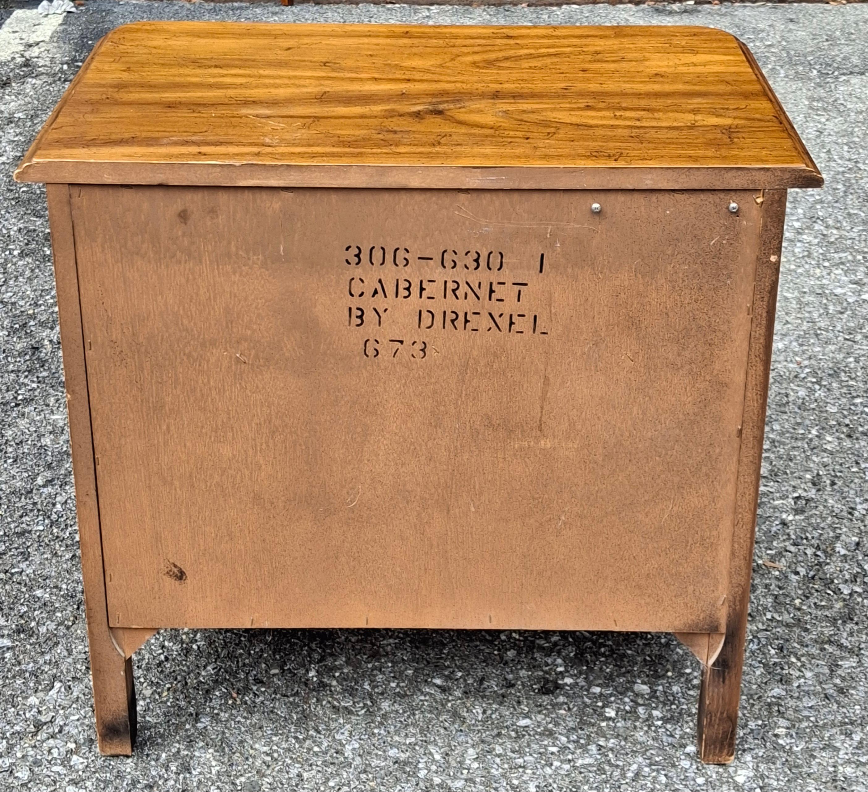 Pair Mid Century Drexel Cabernet Series Provincial Style Oak Bedside Tables en venta 6