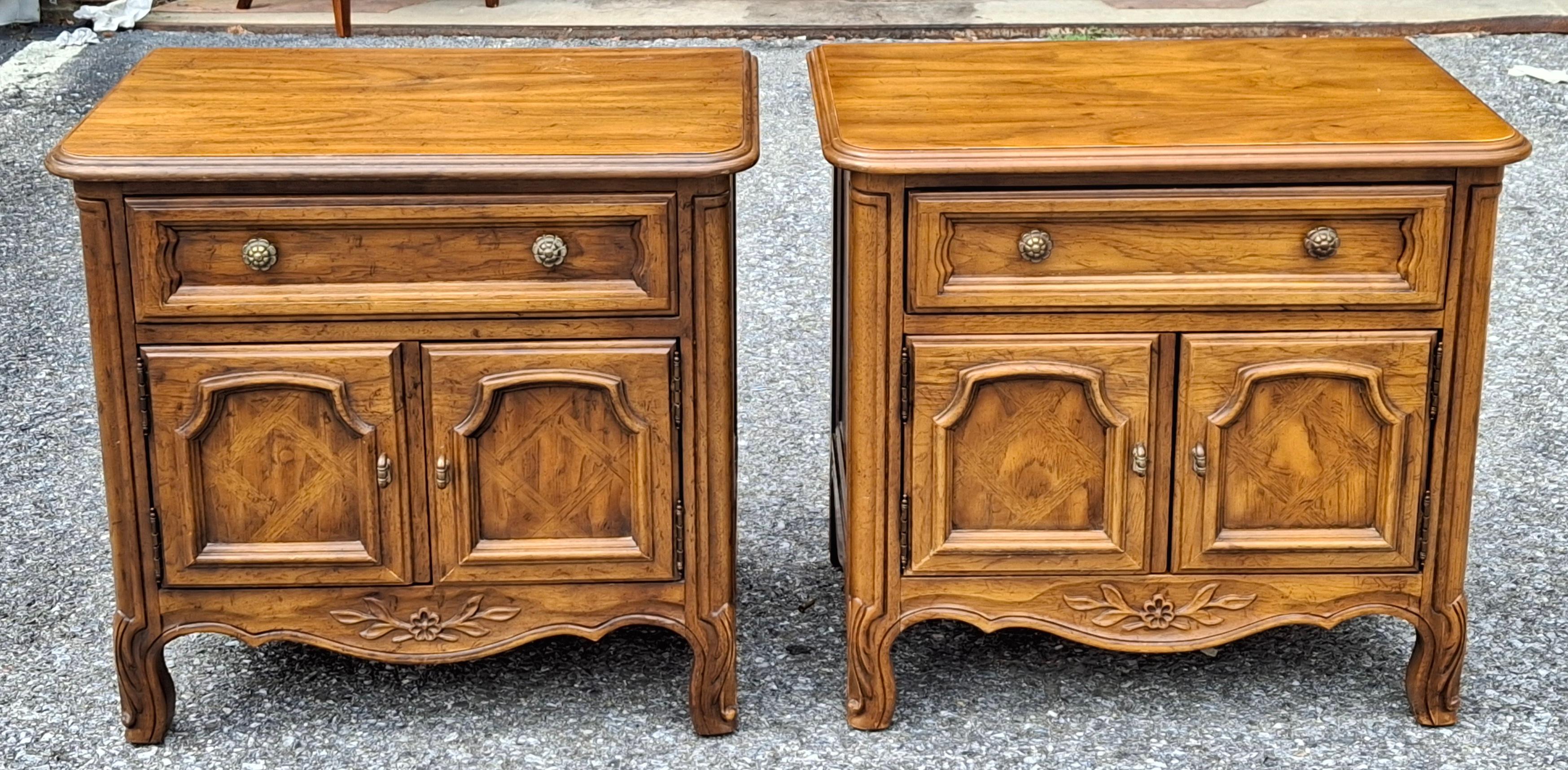 Pair Mid Century Drexel Cabernet Series Provincial Style Oak Bedside Tables.
Measures 26