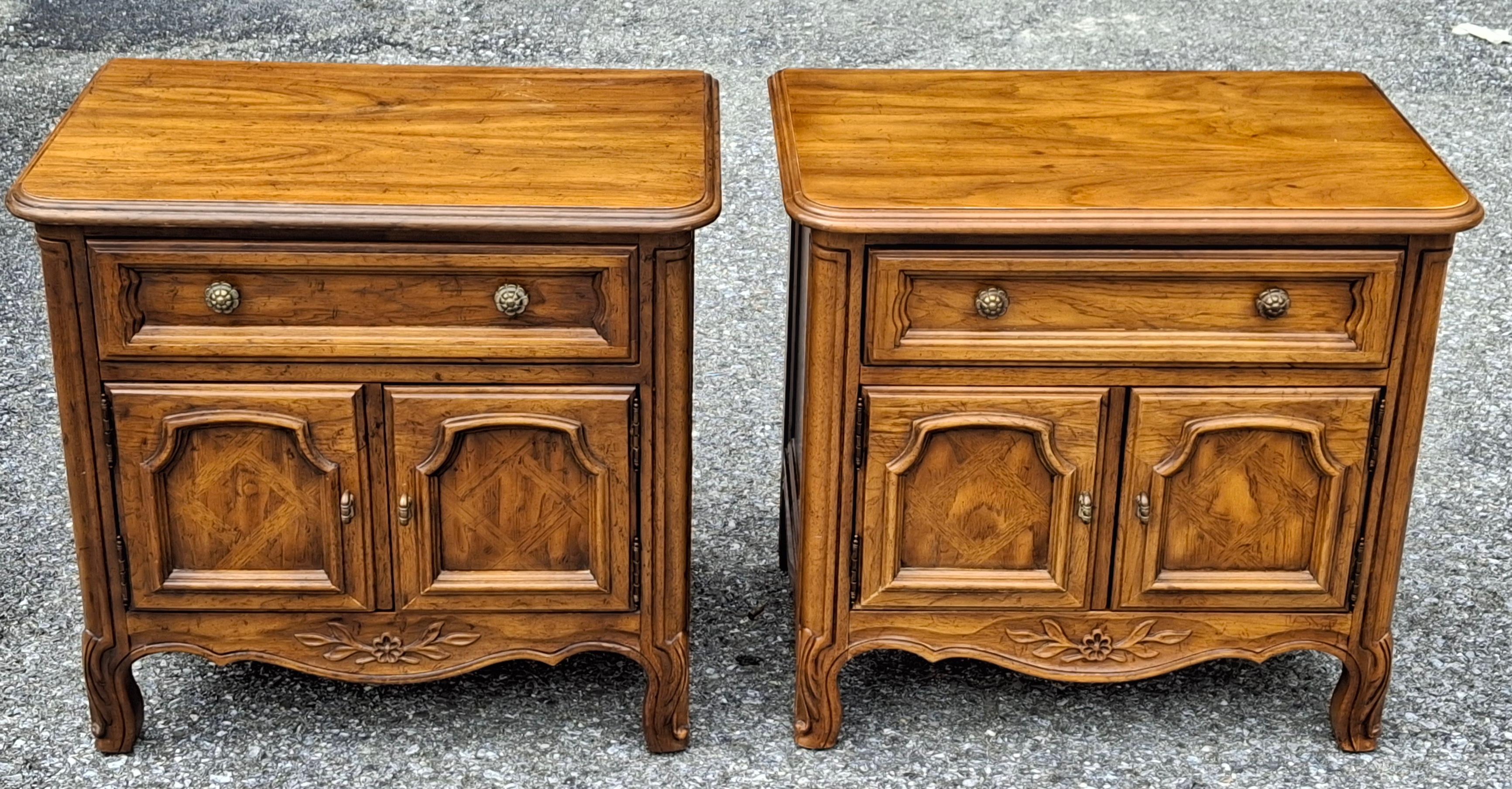 Pair Mid Century Drexel Cabernet Series Provincial Style Oak Bedside Tables colonial estadounidense en venta