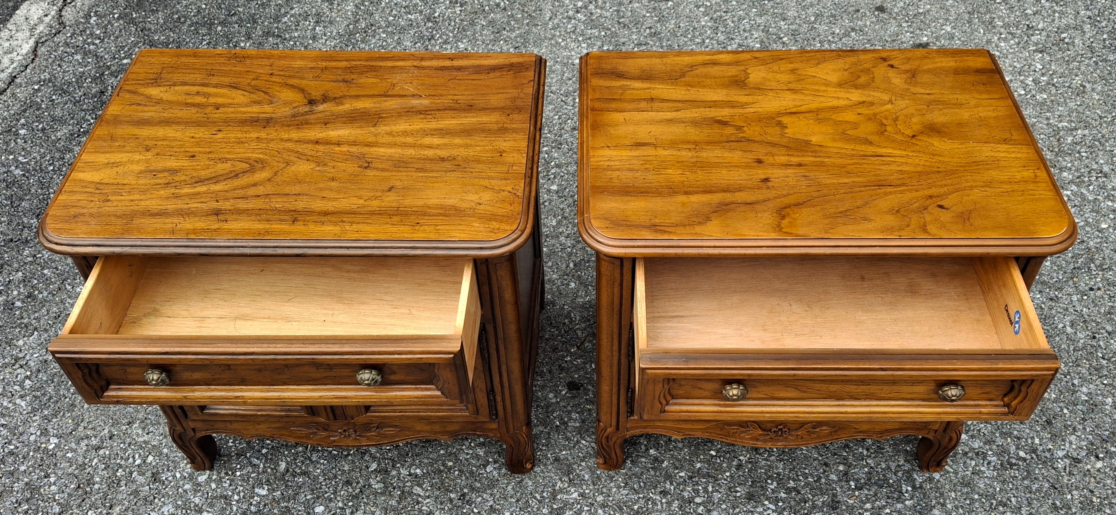 Pair Mid Century Drexel Cabernet Series Provincial Style Oak Bedside Tables Estadounidense en venta