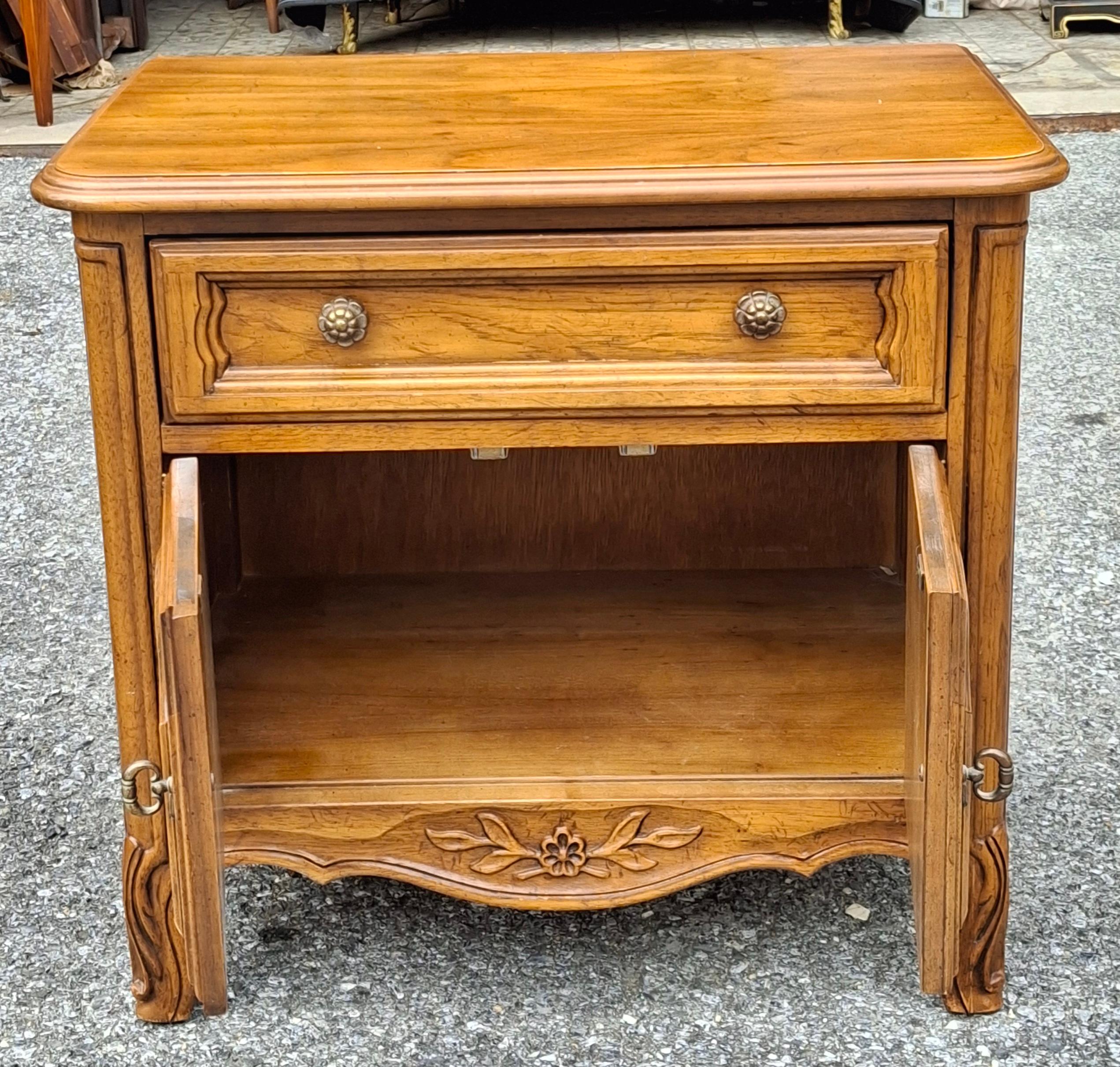 Pair Mid Century Drexel Cabernet Series Provincial Style Oak Bedside Tables Roble en venta