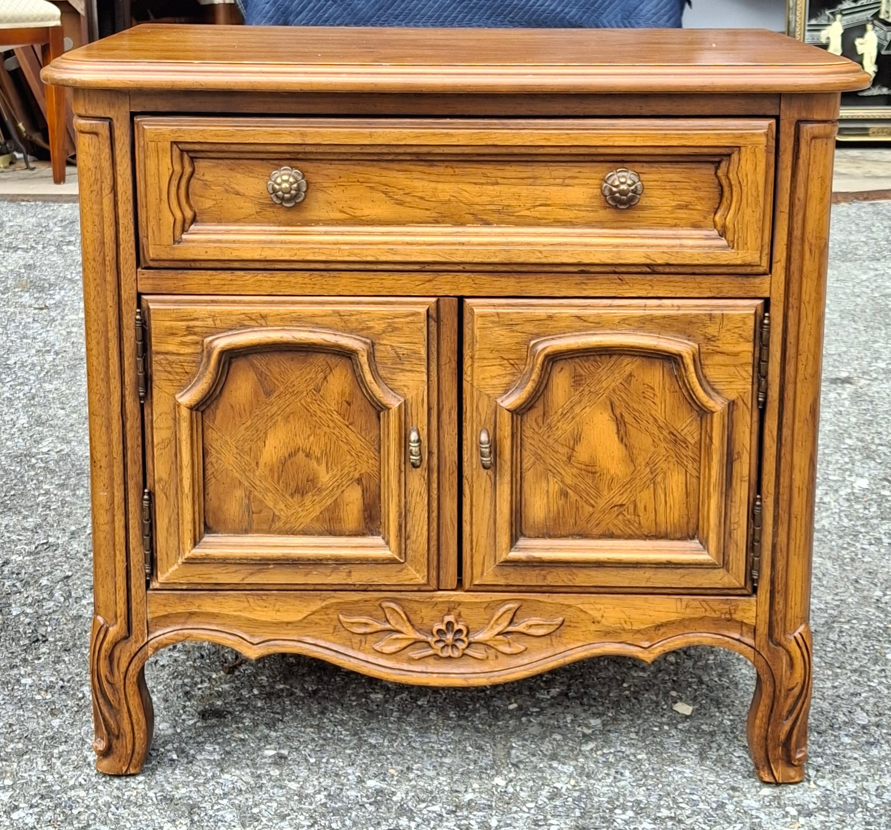 Pair Mid Century Drexel Cabernet Series Provincial Style Oak Bedside Tables en venta 1