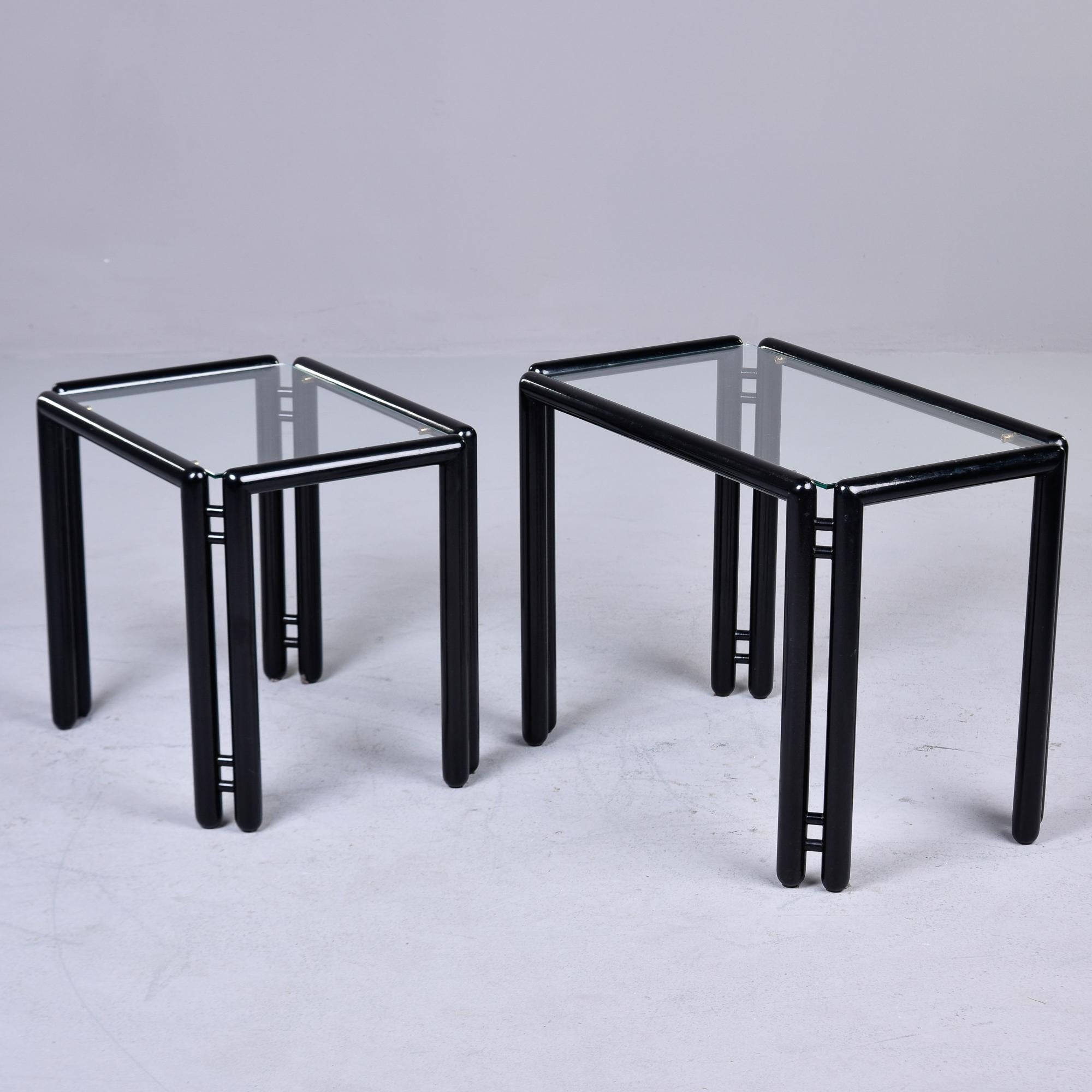 Paire de tables empilables ébonisées du milieu du siècle avec plateaux en verre  en vente 3