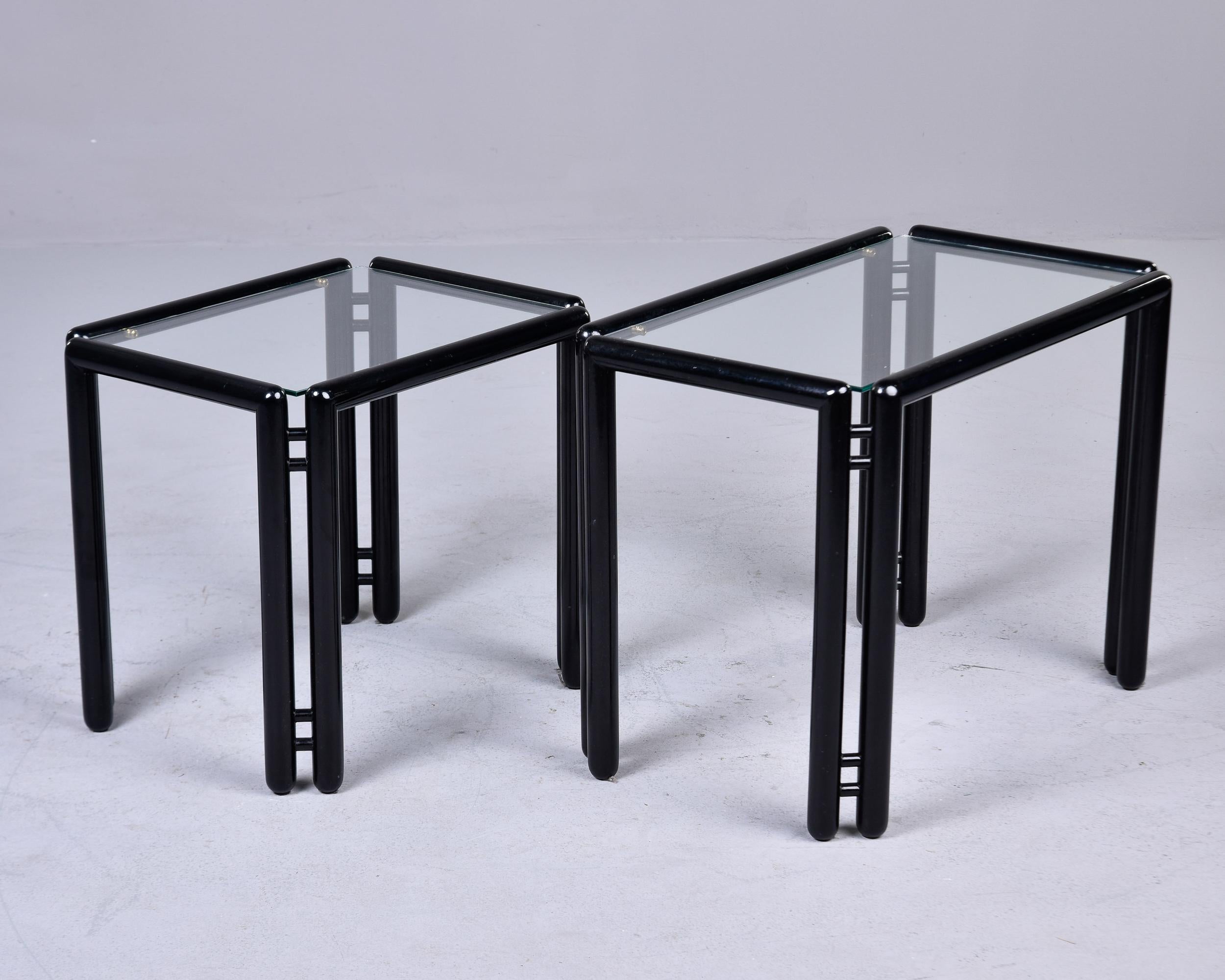 Paire de tables empilables ébonisées du milieu du siècle avec plateaux en verre  en vente 4