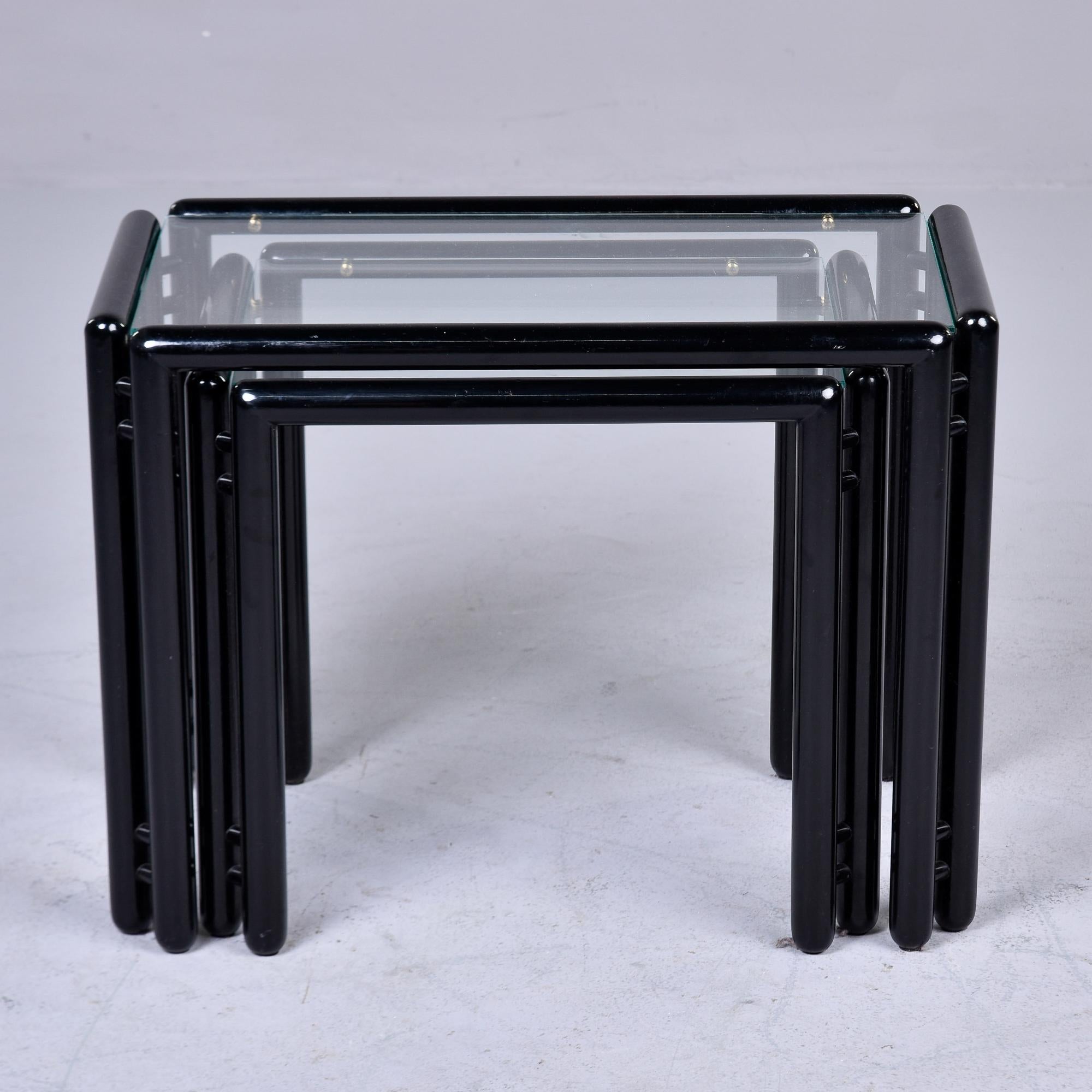 Mid-Century Modern Paire de tables empilables ébonisées du milieu du siècle avec plateaux en verre  en vente