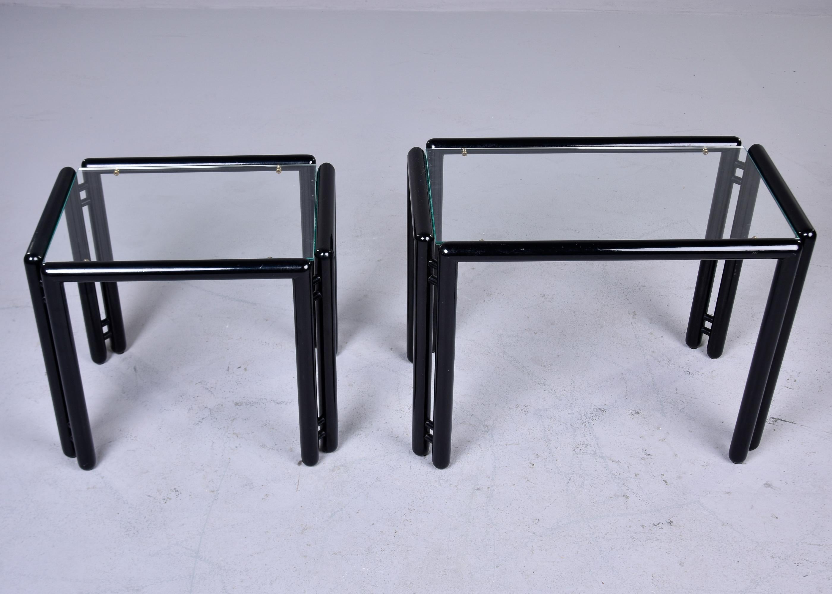 Paire de tables empilables ébonisées du milieu du siècle avec plateaux en verre  Bon état - En vente à Troy, MI