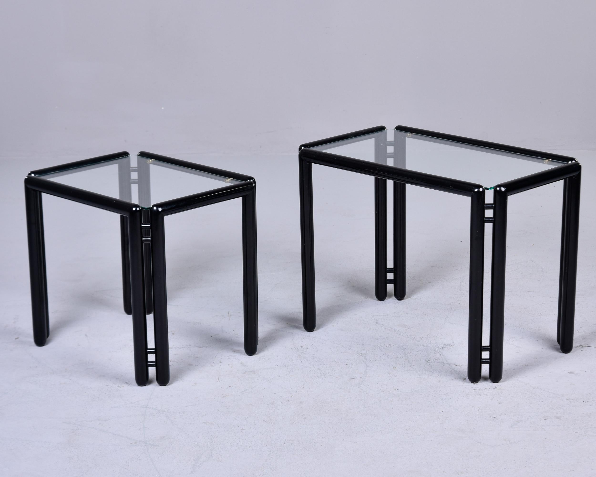 20ième siècle Paire de tables empilables ébonisées du milieu du siècle avec plateaux en verre  en vente