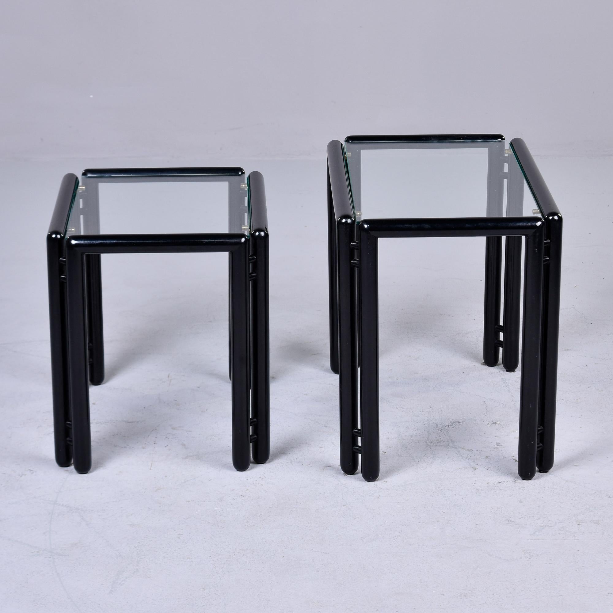 Verre Paire de tables empilables ébonisées du milieu du siècle avec plateaux en verre  en vente