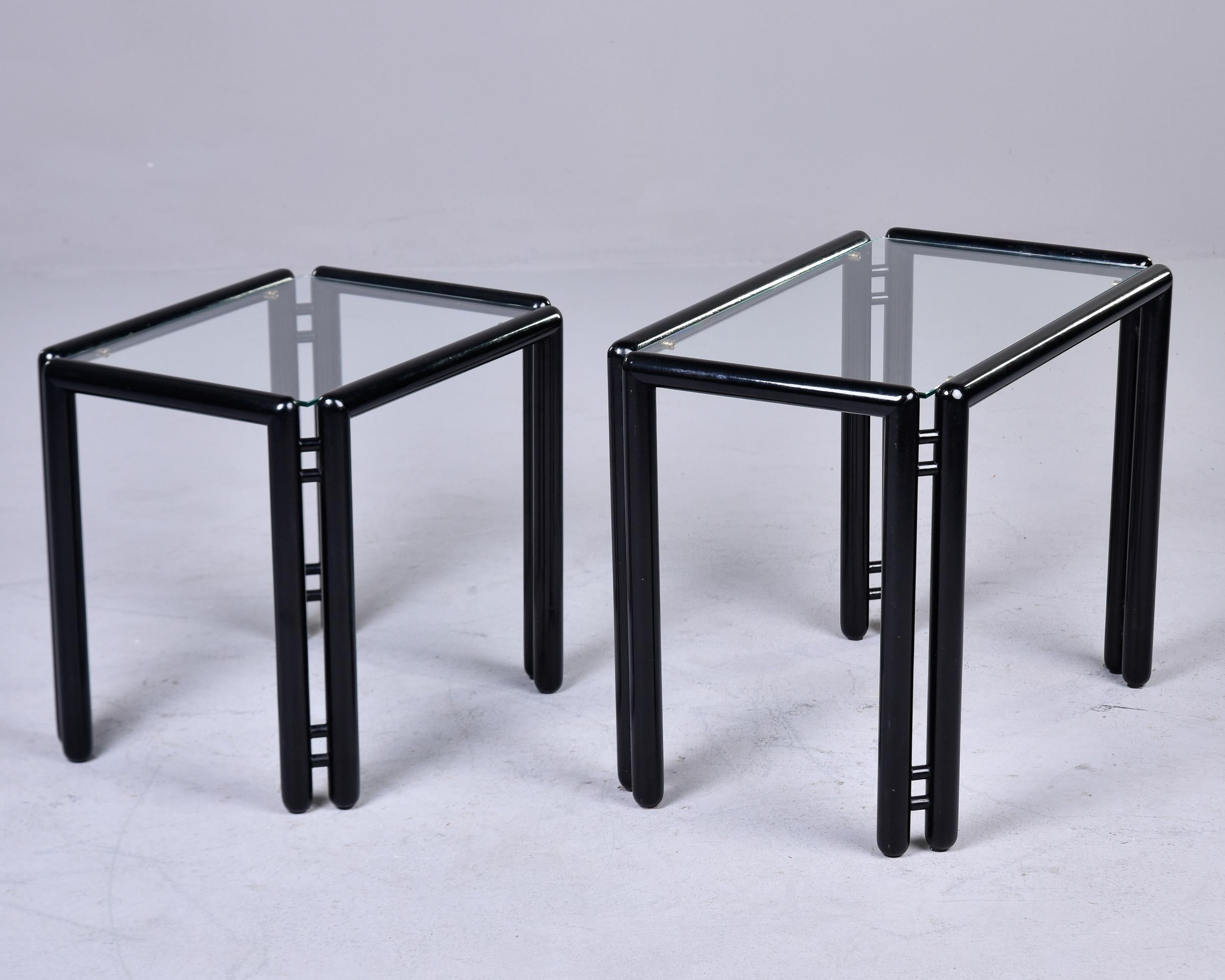 Paire de tables empilables ébonisées du milieu du siècle avec plateaux en verre  en vente 1