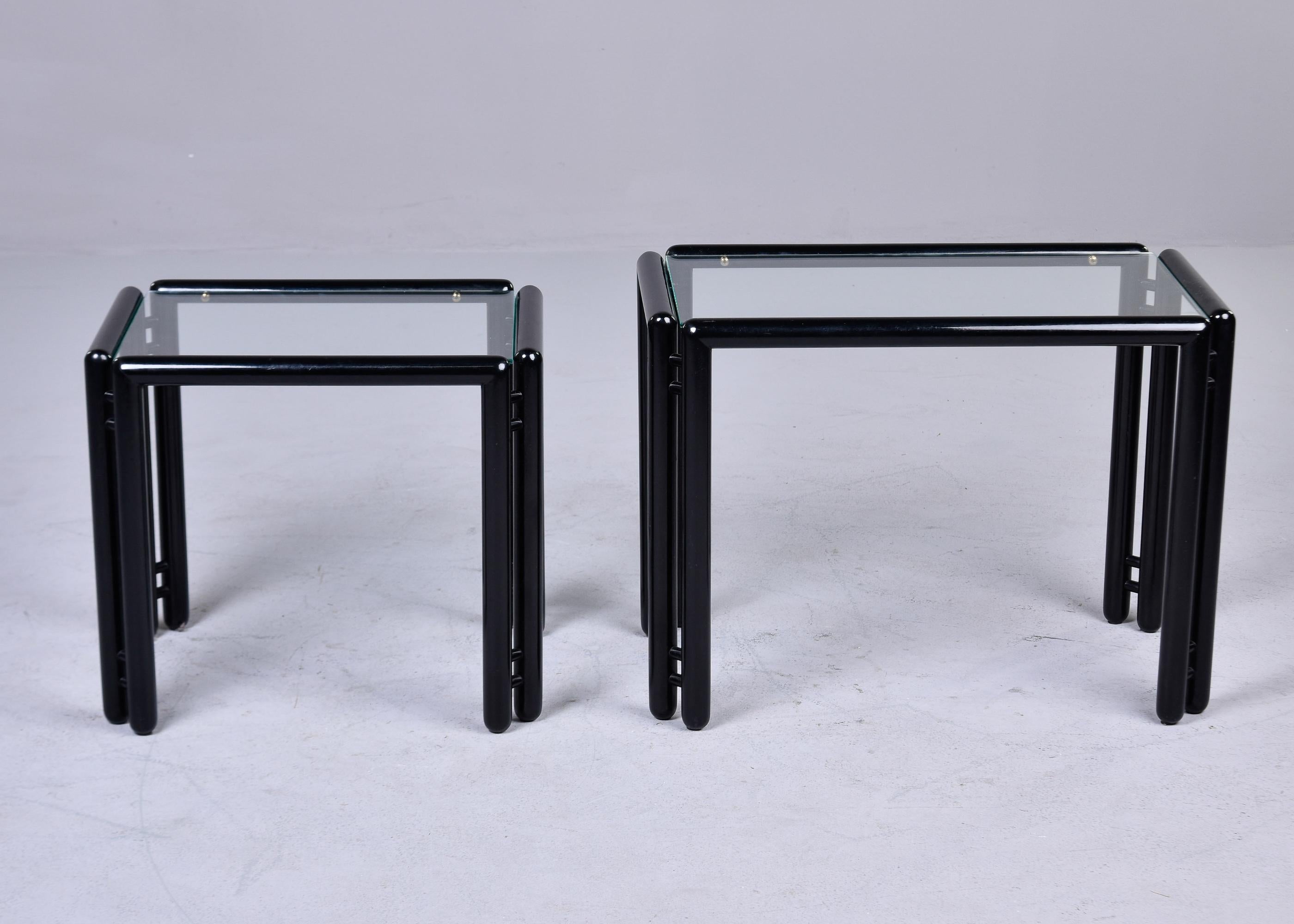 Paire de tables empilables ébonisées du milieu du siècle avec plateaux en verre  en vente 2