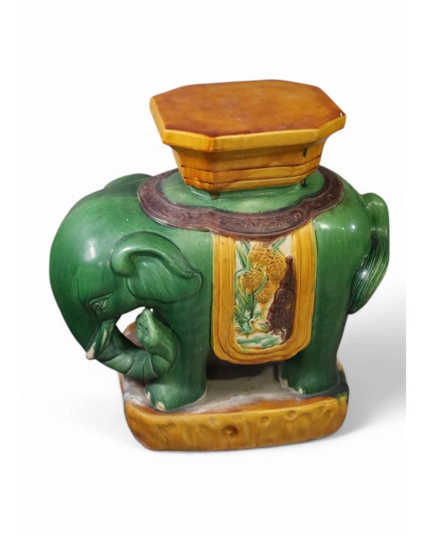 Es handelt sich um ein klassisches Paar Gartenstühle aus Sancai-Keramik in Form von grün glasierten Elefanten mit erhobenem und gewundenem Rüssel. Beide Sitze sind in sehr gutem Zustand mit normaler leichter Patina. Zweifarbige Sancai-Ware ist bei