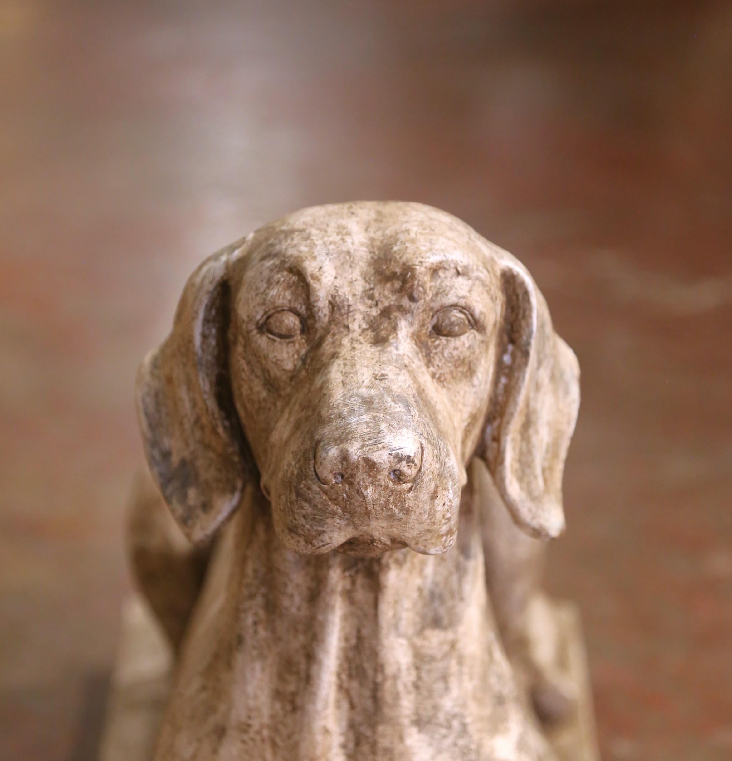 Paar englische, patinierte, liegende Hunde aus Steinguss auf Sockeln aus der Mitte des Jahrhunderts (Handgeschnitzt) im Angebot