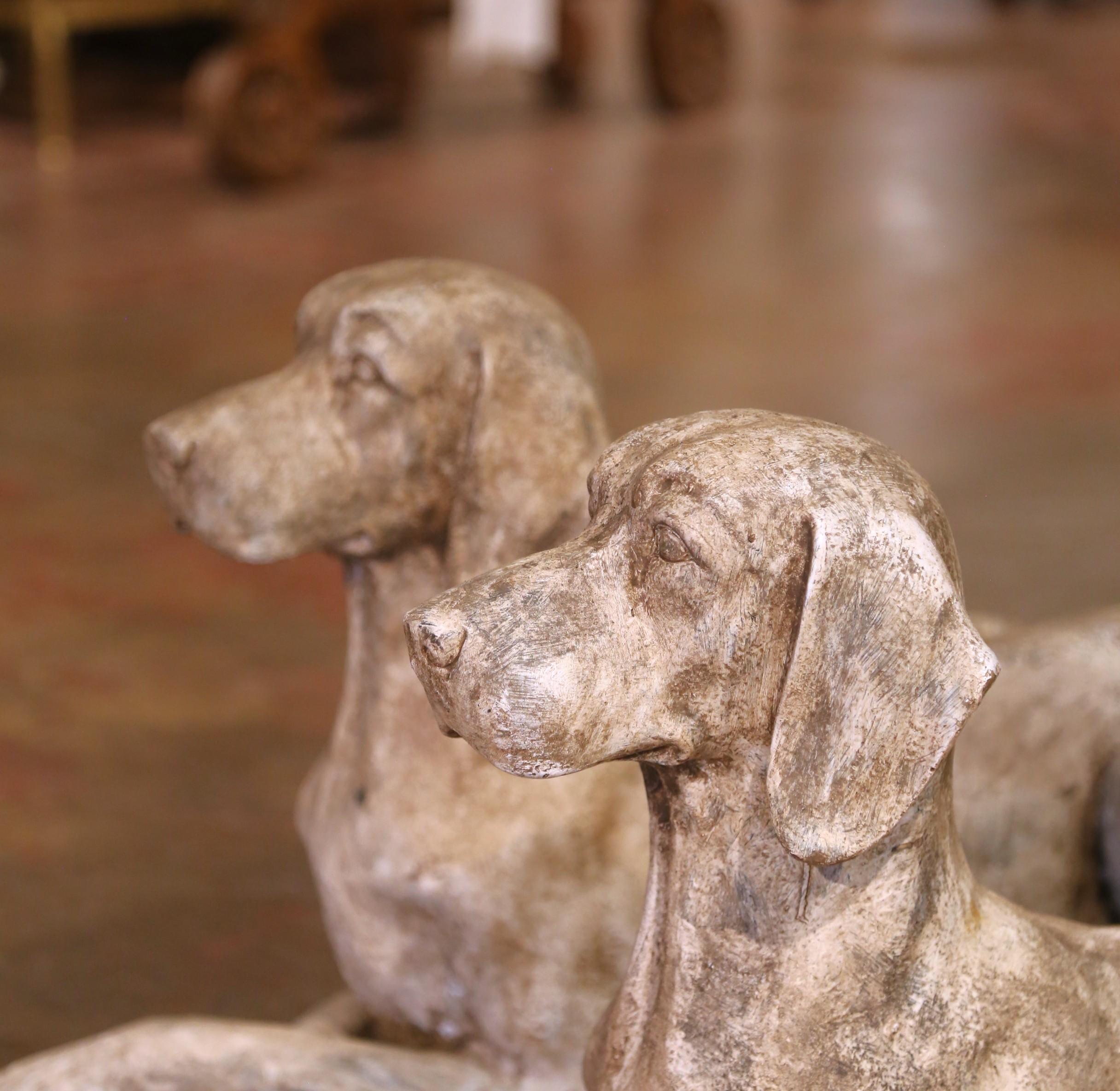 Paar englische, patinierte, liegende Hunde aus Steinguss auf Sockeln aus der Mitte des Jahrhunderts (20. Jahrhundert) im Angebot