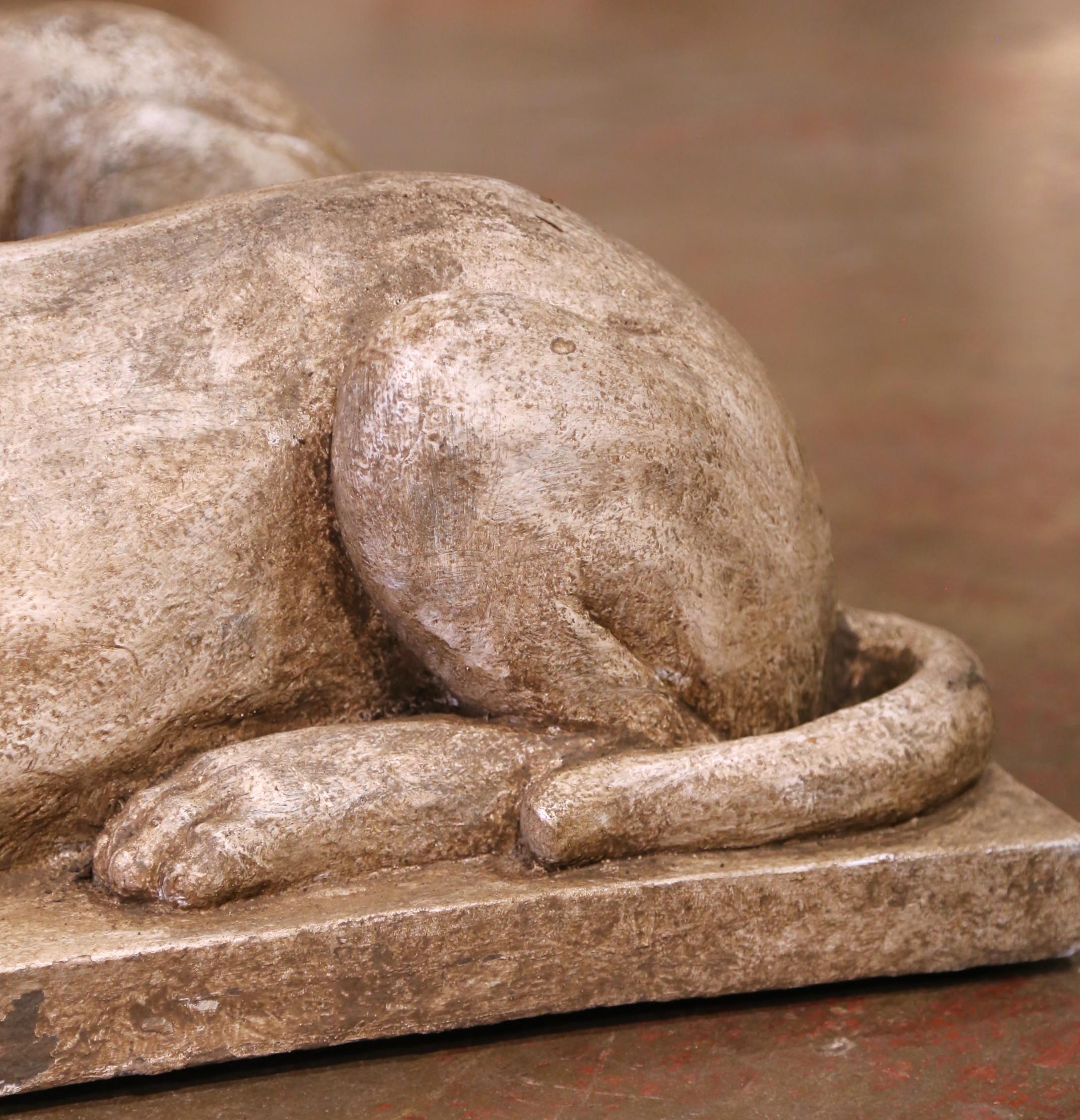 Paar englische, patinierte, liegende Hunde aus Steinguss auf Sockeln aus der Mitte des Jahrhunderts (Kunststein) im Angebot
