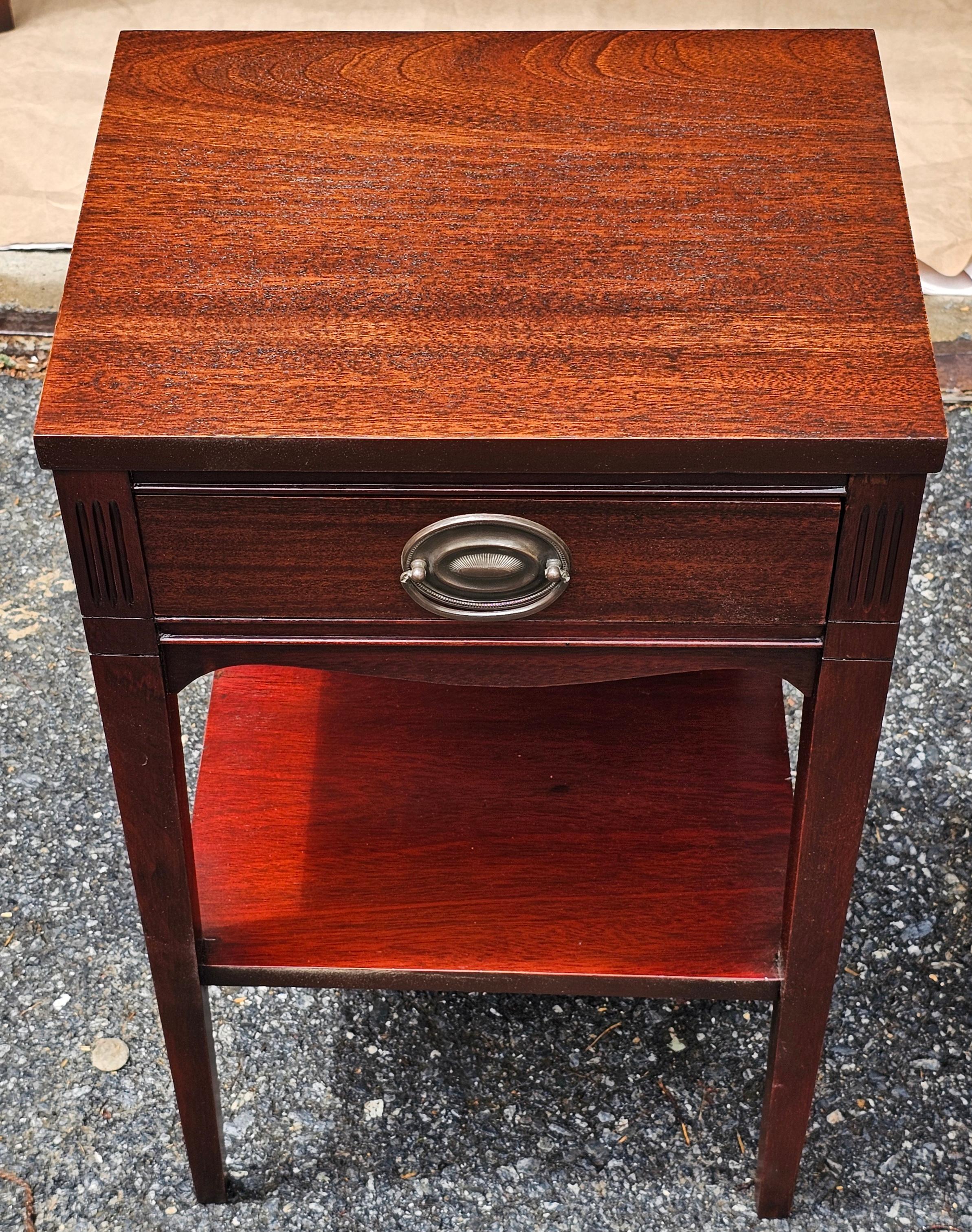 Paire de tables d'appoint à un tiroir en acajou de style Feder, du milieu du siècle dernier, revernies en vente 2