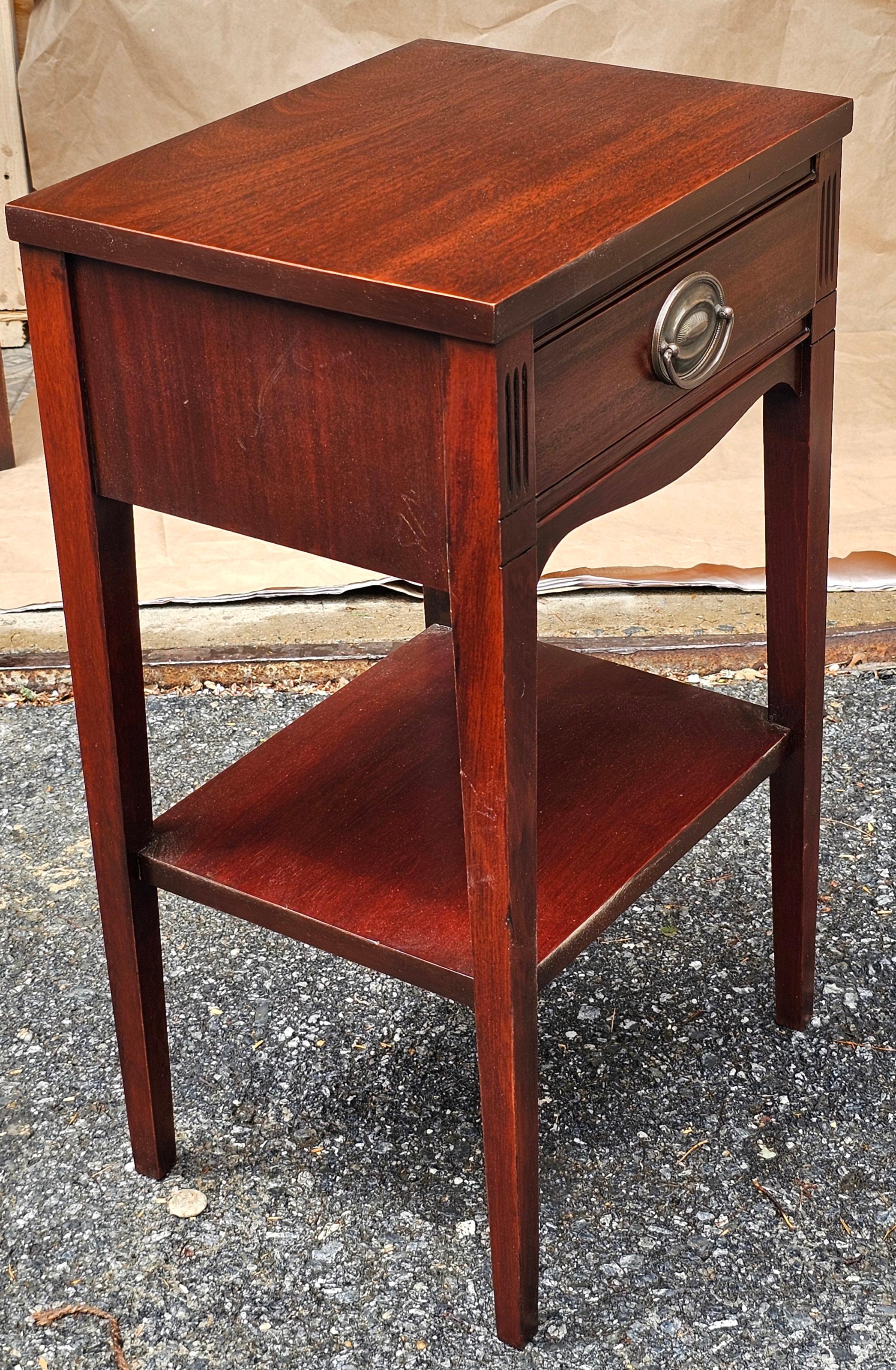 Paire de tables d'appoint à un tiroir en acajou de style Feder, du milieu du siècle dernier, revernies en vente 3