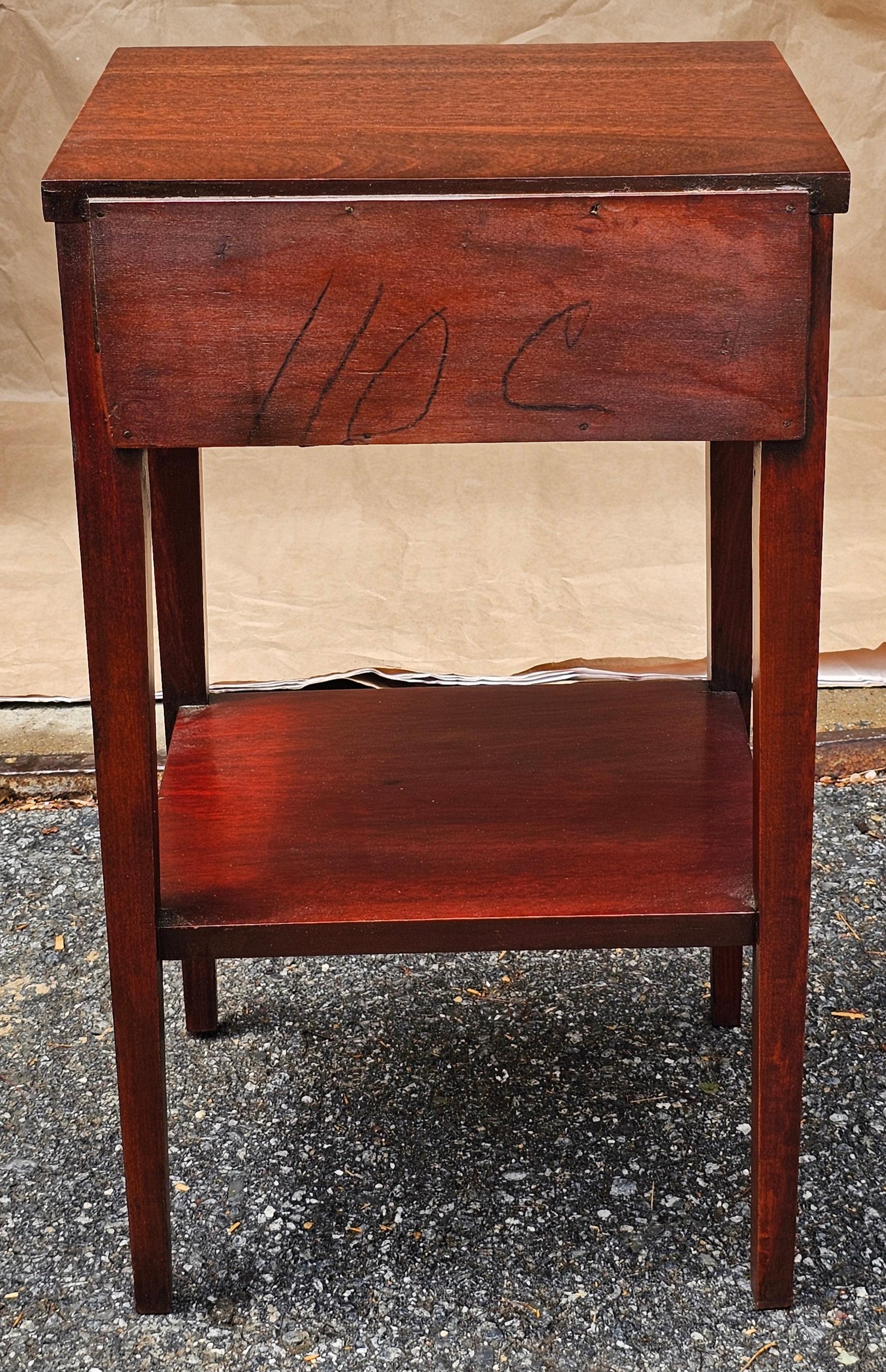 Paire de tables d'appoint à un tiroir en acajou de style Feder, du milieu du siècle dernier, revernies en vente 4