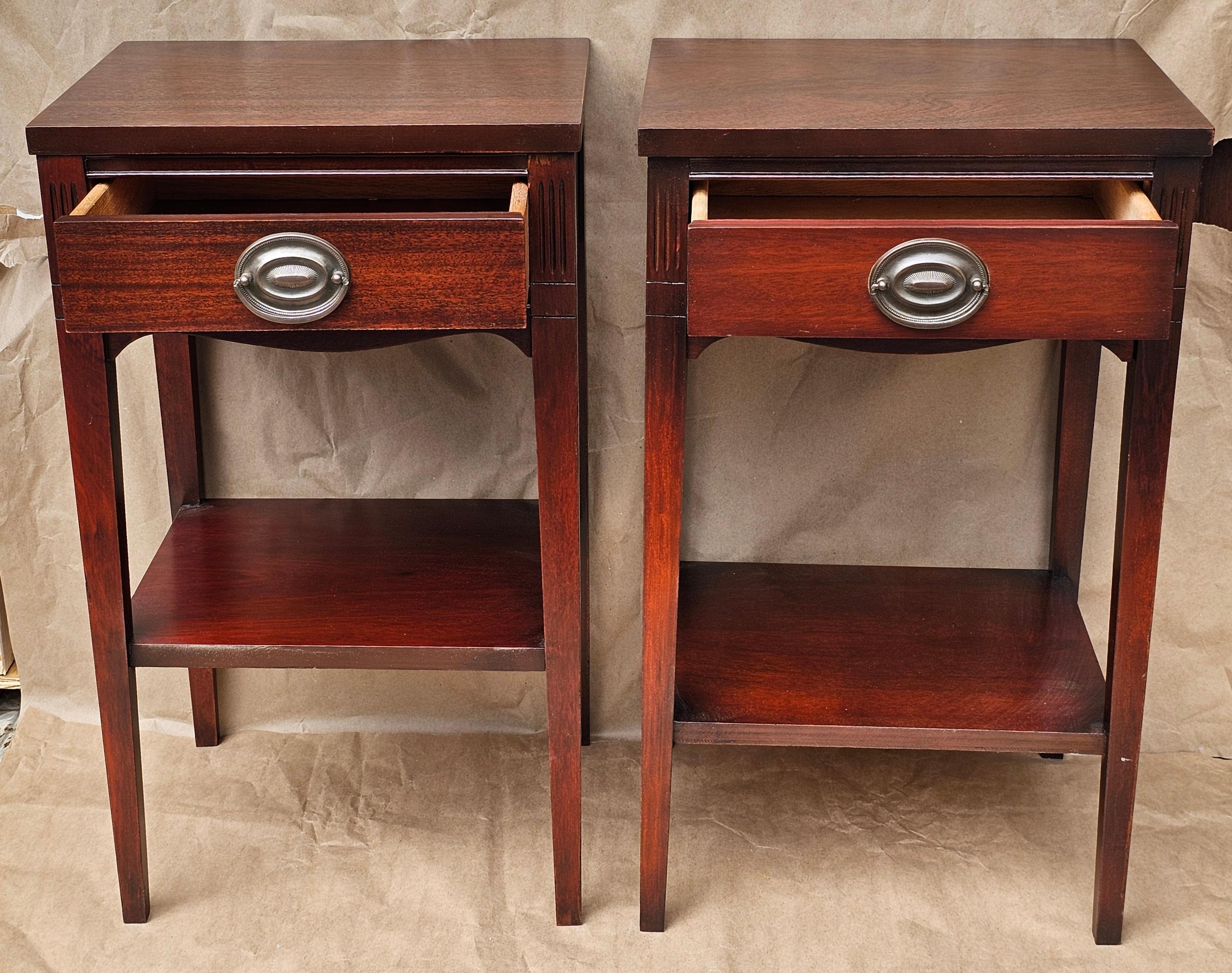 Une paire d'appareils nouvellement restaurés  Tables d'appoint à un tiroir en acajou de style Feder du milieu du siècle dernier, revernies
Nouvellement rénové. 
Mesure 16