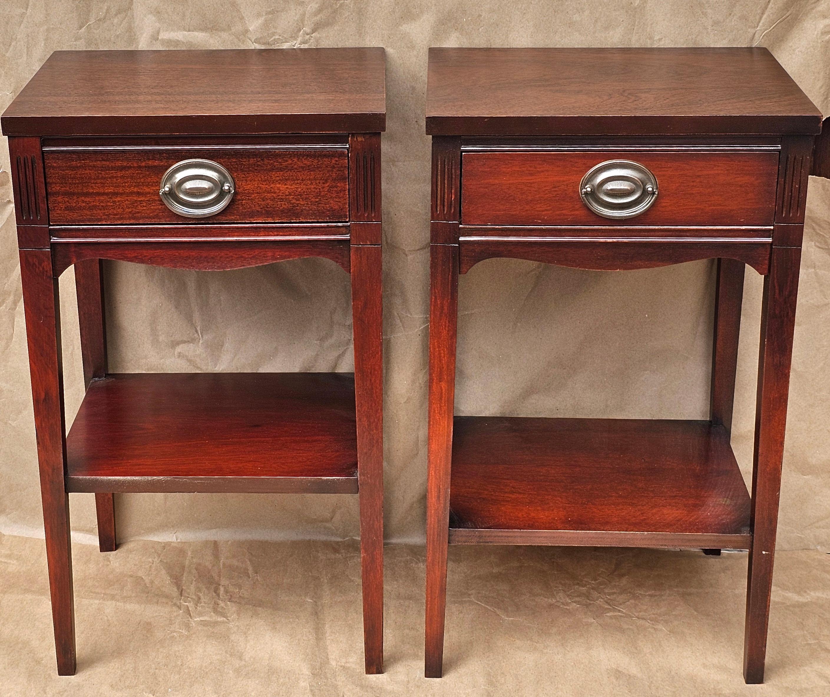 Fédéral Paire de tables d'appoint à un tiroir en acajou de style Feder, du milieu du siècle dernier, revernies en vente