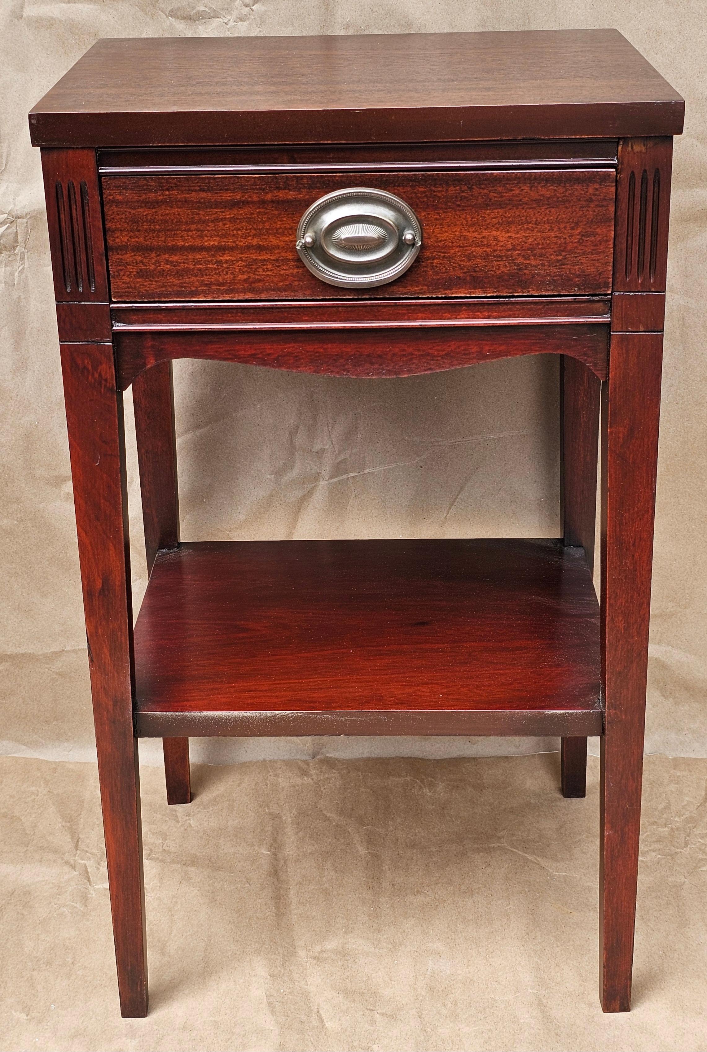 Tacheté Paire de tables d'appoint à un tiroir en acajou de style Feder, du milieu du siècle dernier, revernies en vente