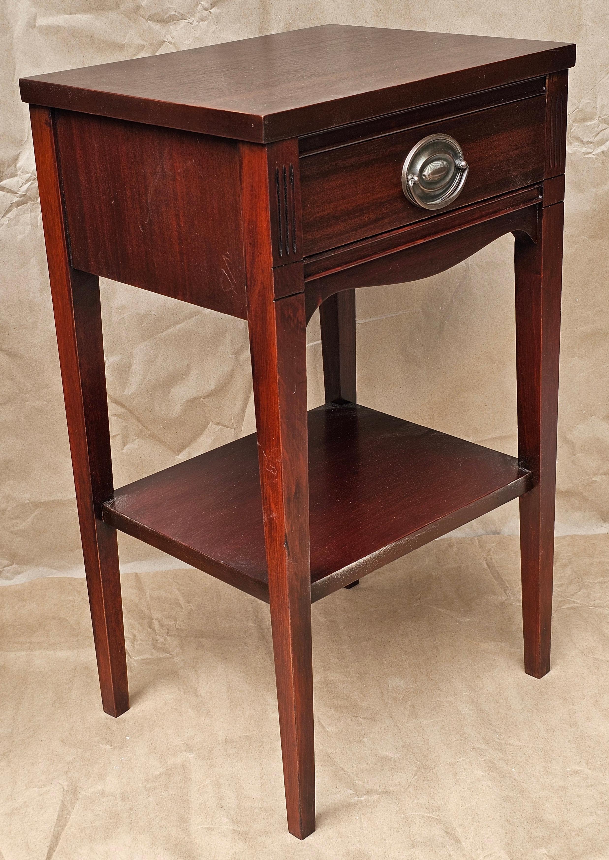 Paire de tables d'appoint à un tiroir en acajou de style Feder, du milieu du siècle dernier, revernies Excellent état - En vente à Germantown, MD