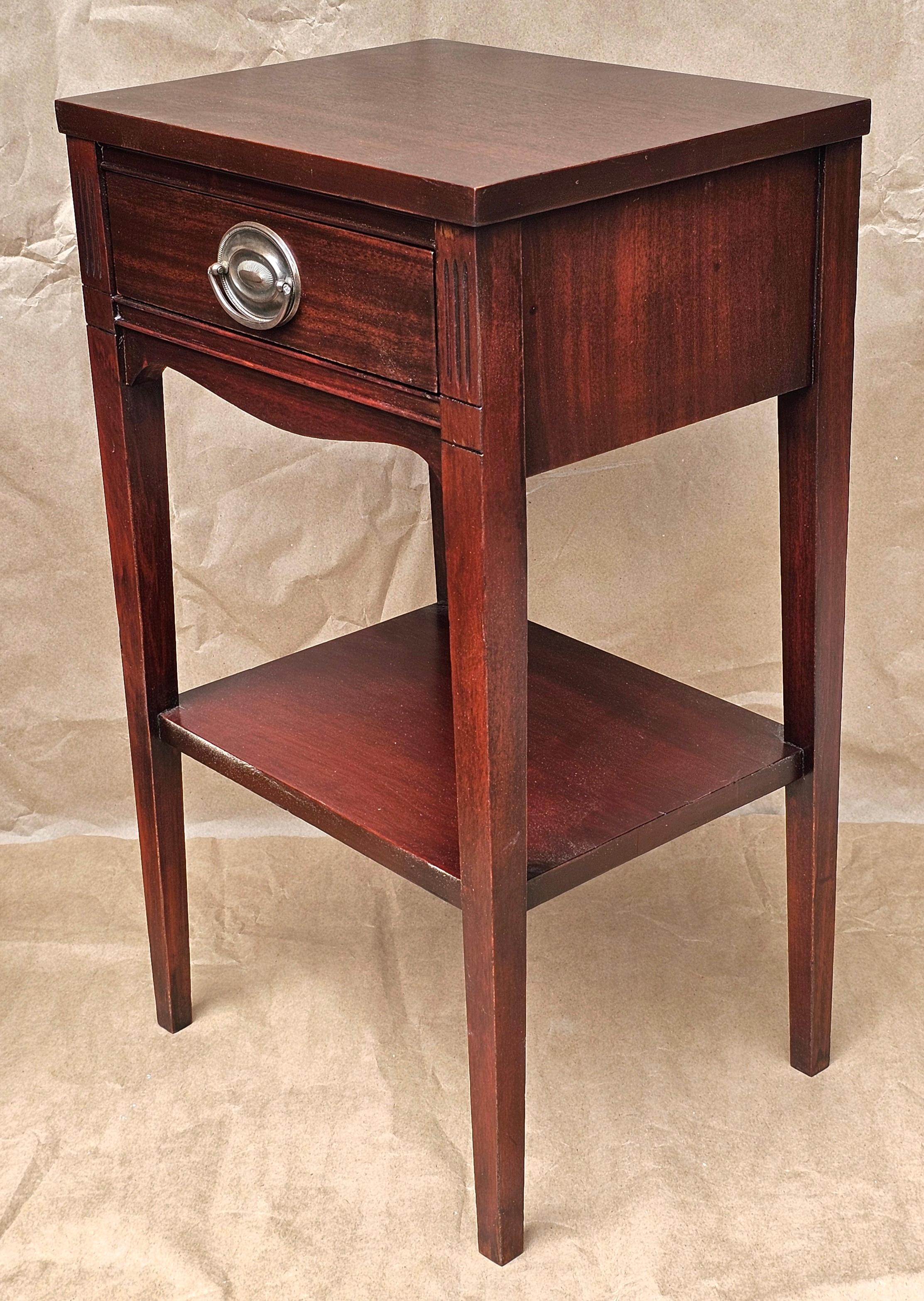 20ième siècle Paire de tables d'appoint à un tiroir en acajou de style Feder, du milieu du siècle dernier, revernies en vente