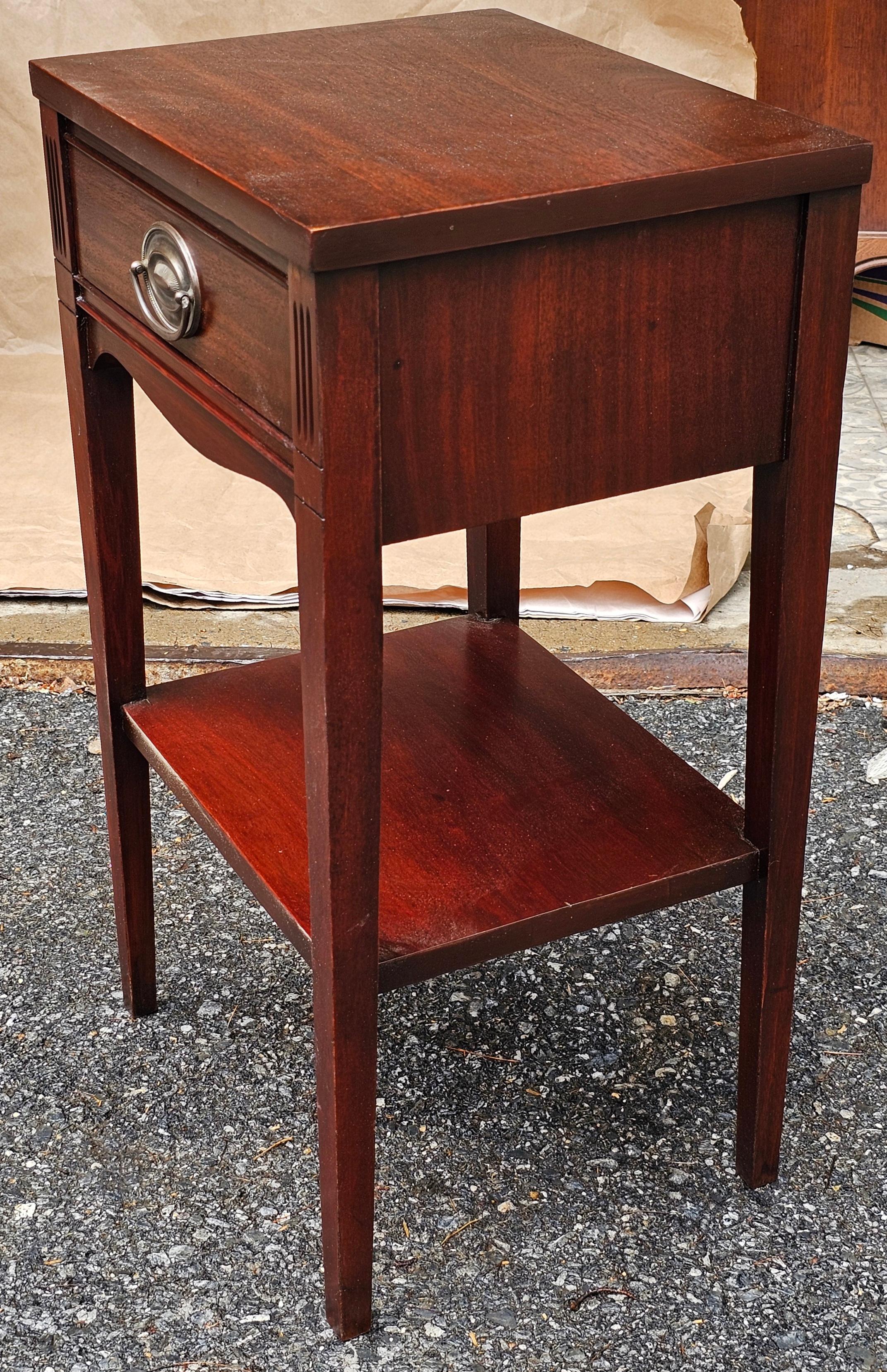 Laiton Paire de tables d'appoint à un tiroir en acajou de style Feder, du milieu du siècle dernier, revernies en vente