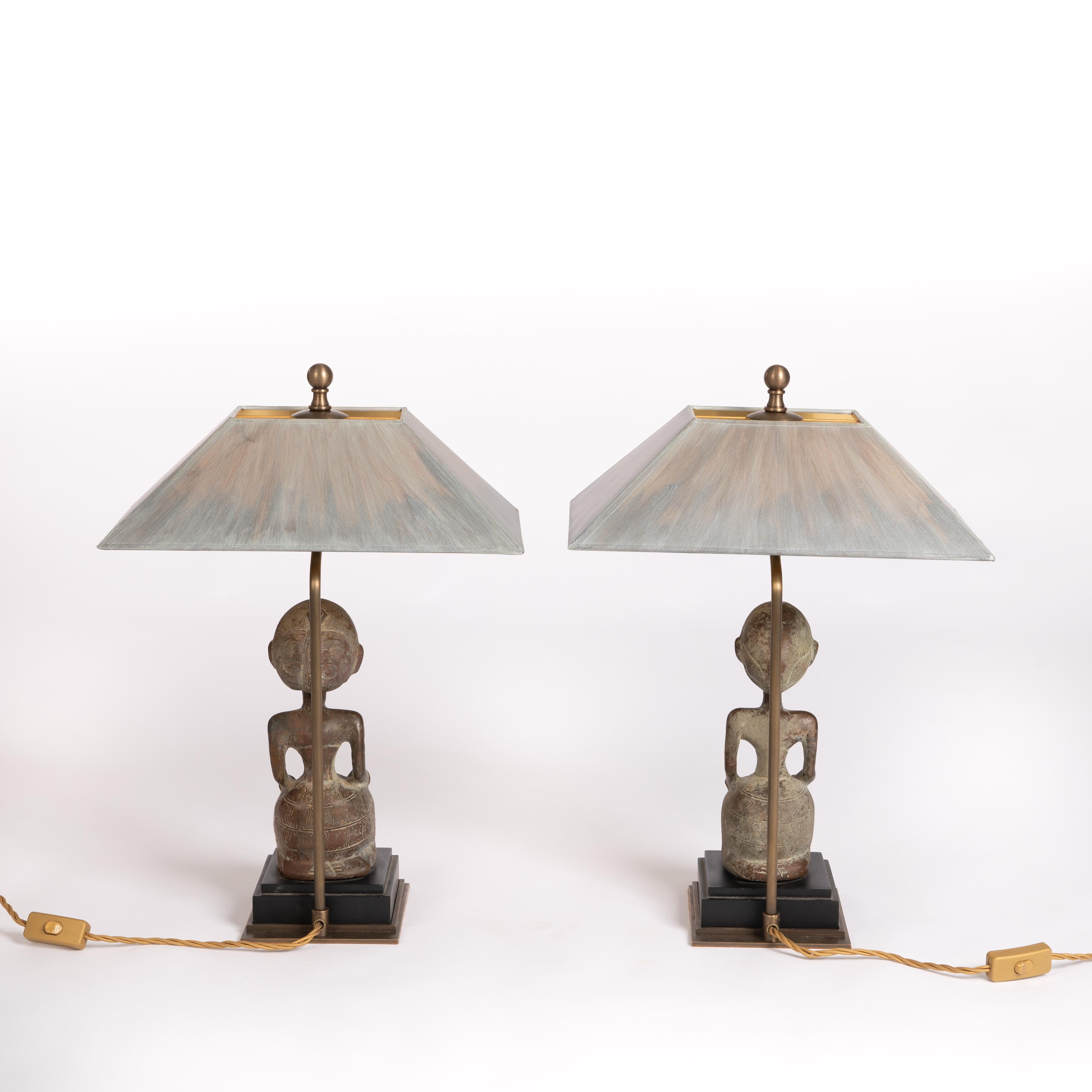 Pair of Mid-Century Asian Figural Bronze Table Lamps in Brown-Grey Bali 1950s In Good Condition In Salzburg, AT