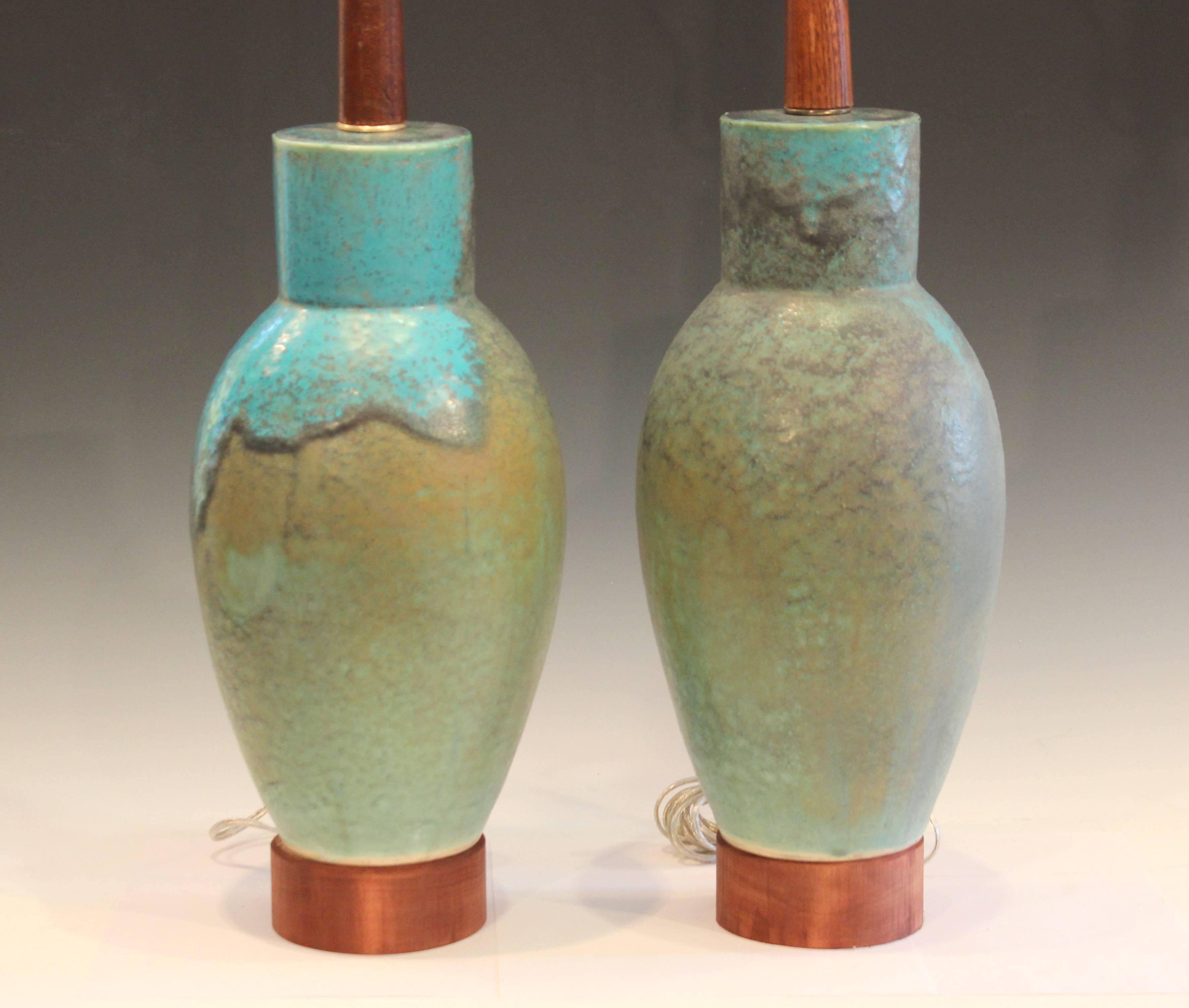 Great pair of Japanese midcentury stoneware lamps with fantastic Gallowayesque crystalline flambe glaze, circa 1950s-1960s. Measures: 31