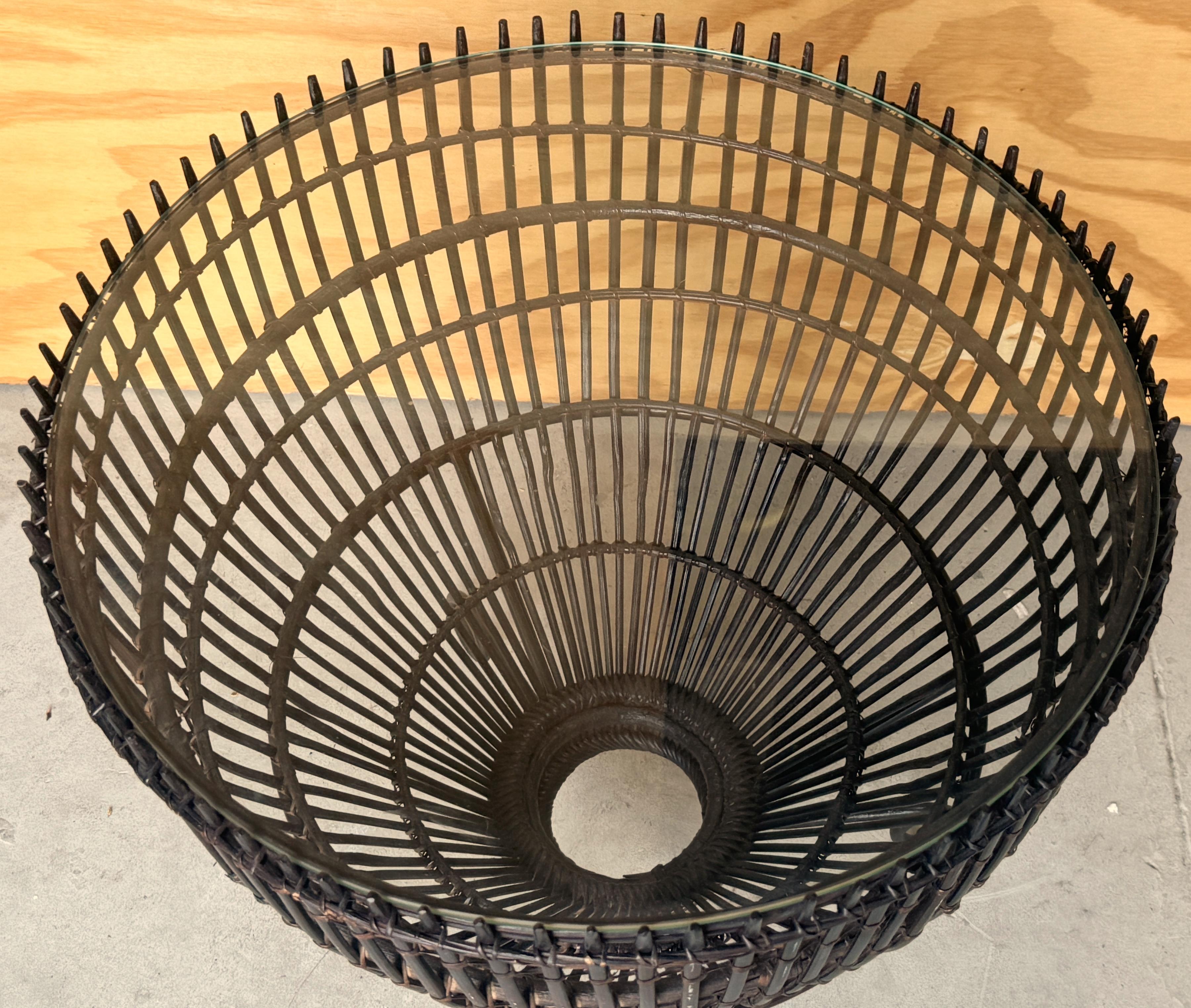 Paire de tables d'appoint en rotin, fer et verre de style Franco Albini du milieu du siècle dernier en vente 2