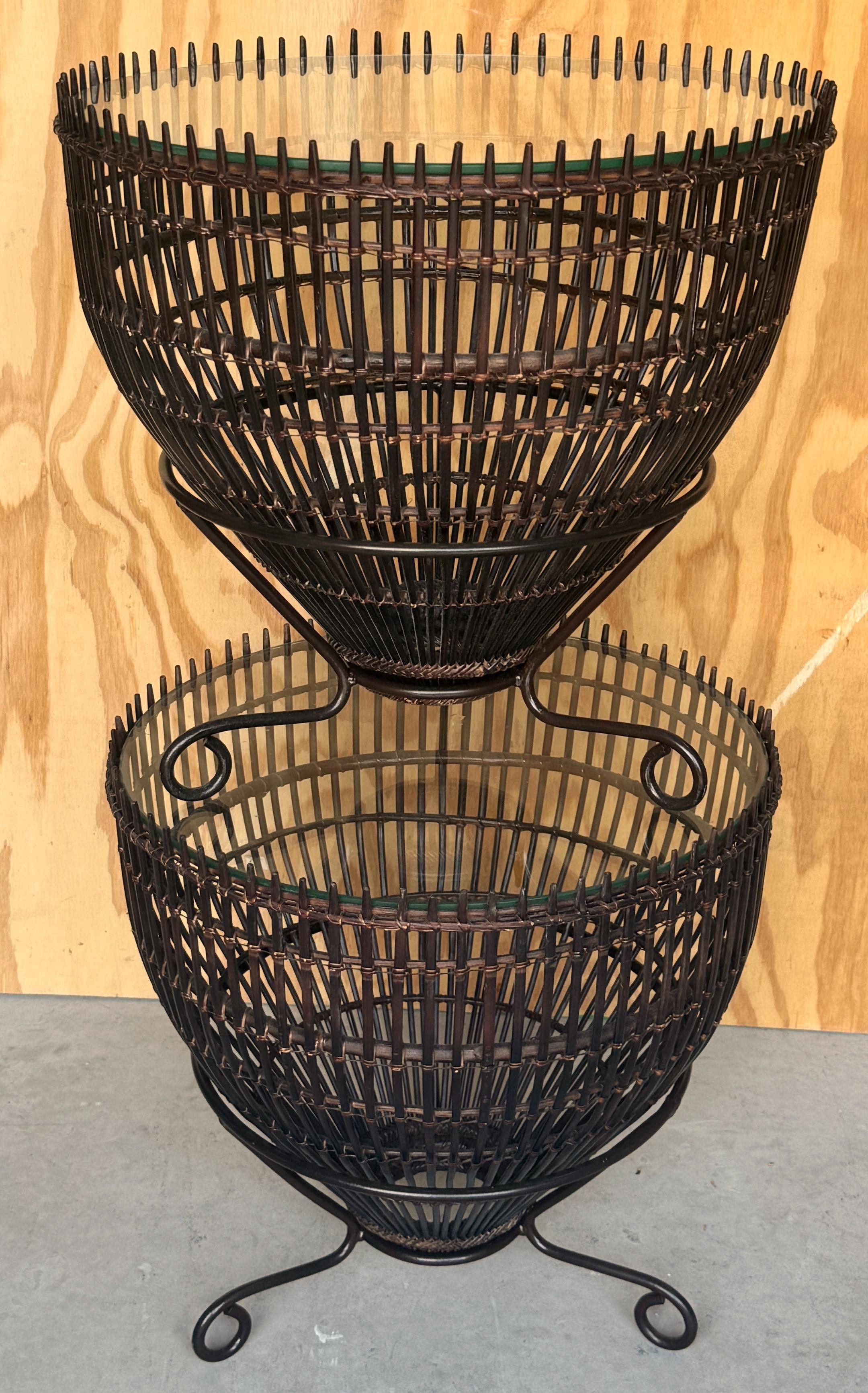 Paire de tables d'appoint en rotin, fer et verre de style Franco Albini du milieu du siècle dernier en vente 3