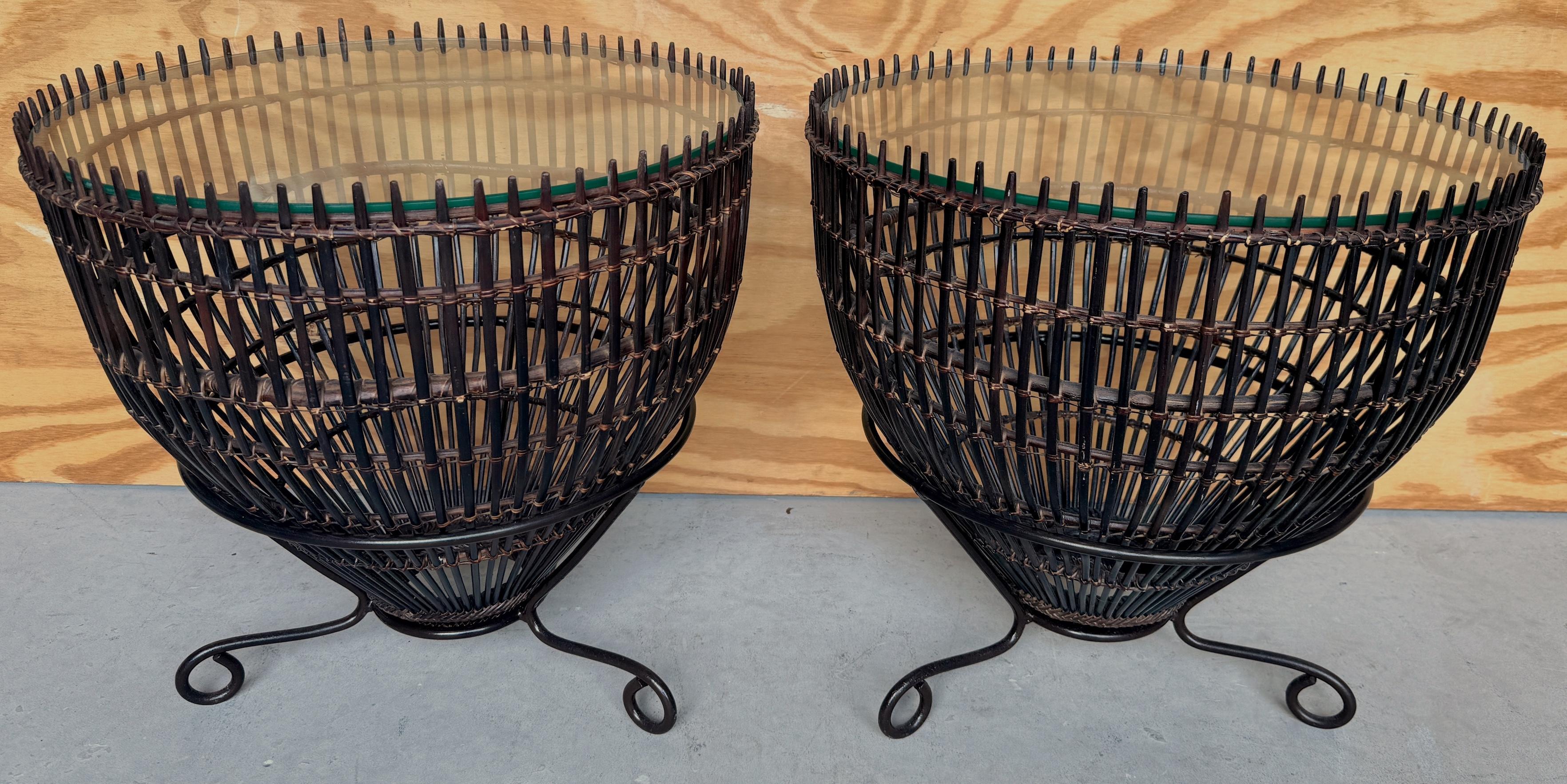 Paire de tables d'appoint en rotin, fer et verre, style Franco Albini, Italie, années 1960 

Cette rare paire de tables d'appoint du milieu du siècle, de style Franco Albini et au design emblématique 