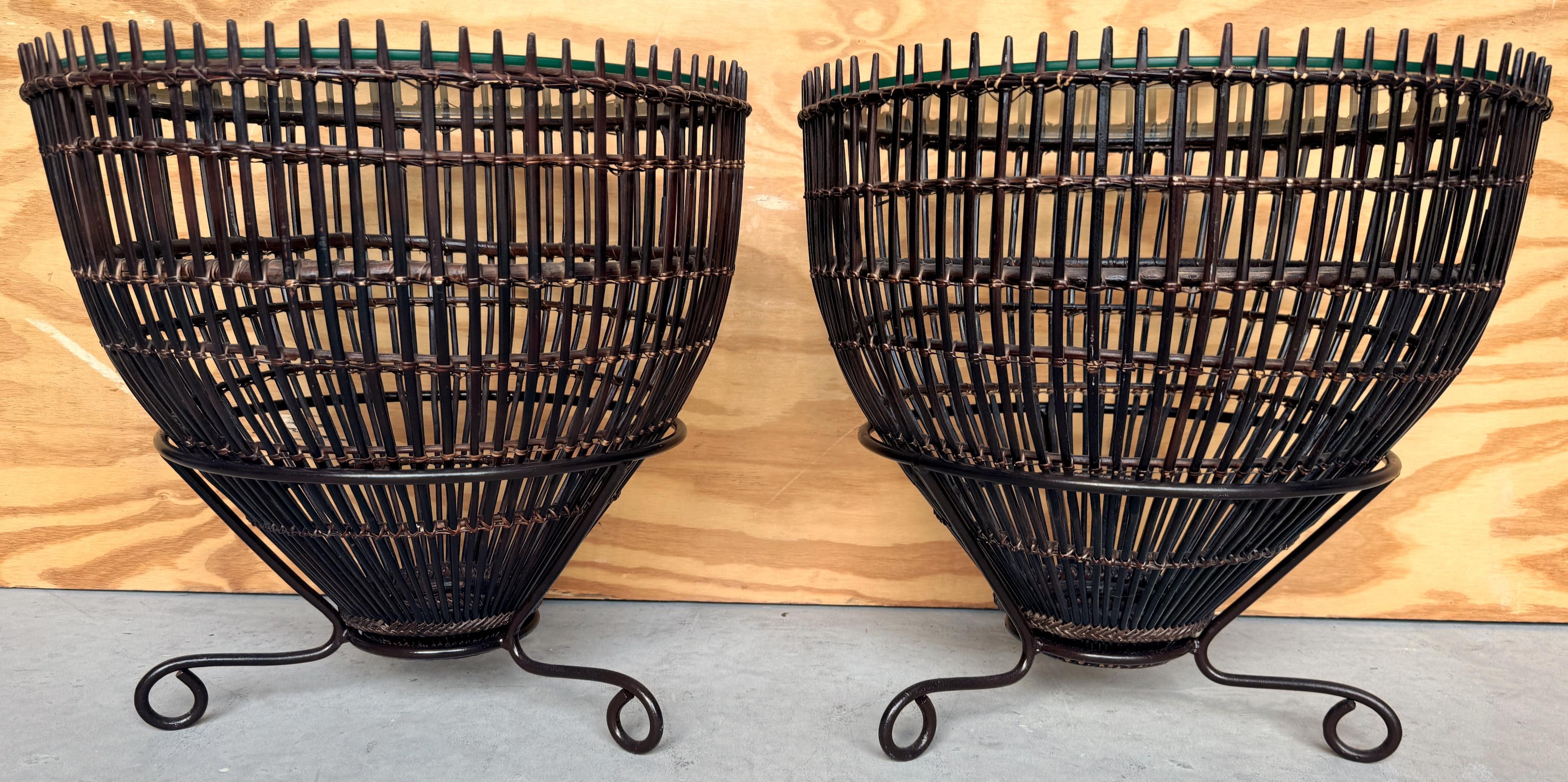 Mid-Century Modern Paire de tables d'appoint en rotin, fer et verre de style Franco Albini du milieu du siècle dernier en vente