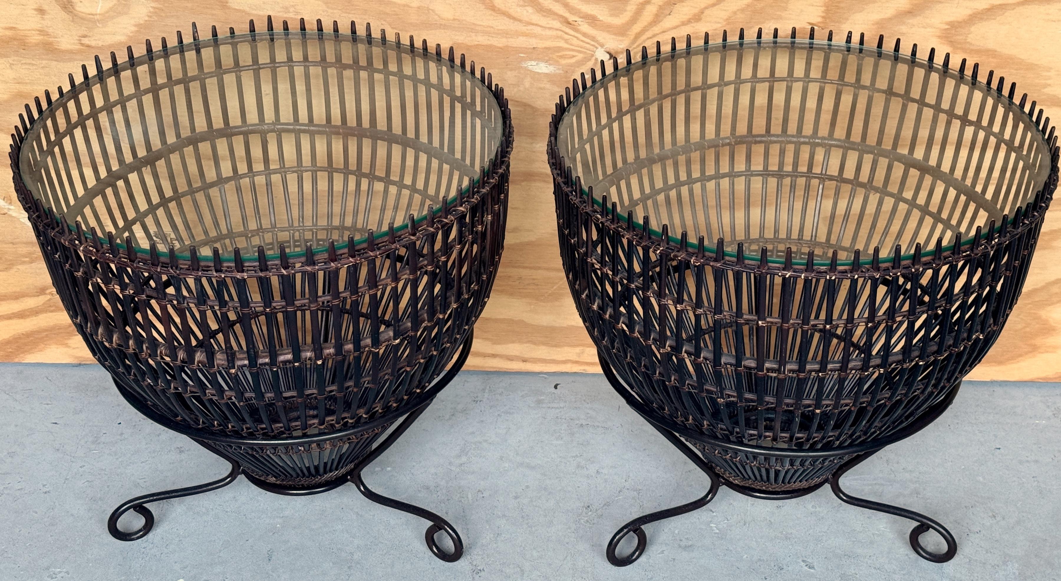 italien Paire de tables d'appoint en rotin, fer et verre de style Franco Albini du milieu du siècle dernier en vente