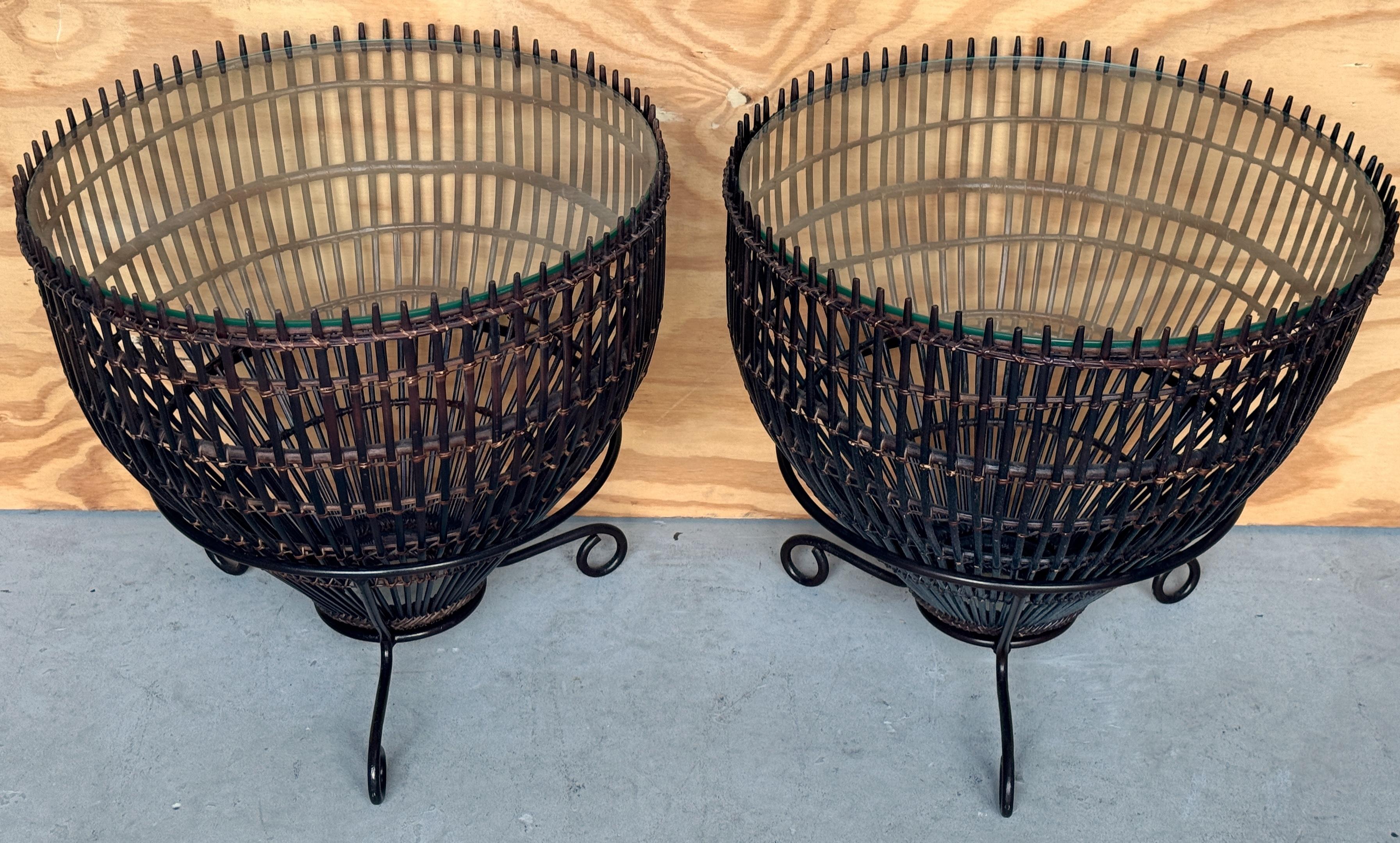 Tissage Paire de tables d'appoint en rotin, fer et verre de style Franco Albini du milieu du siècle dernier en vente