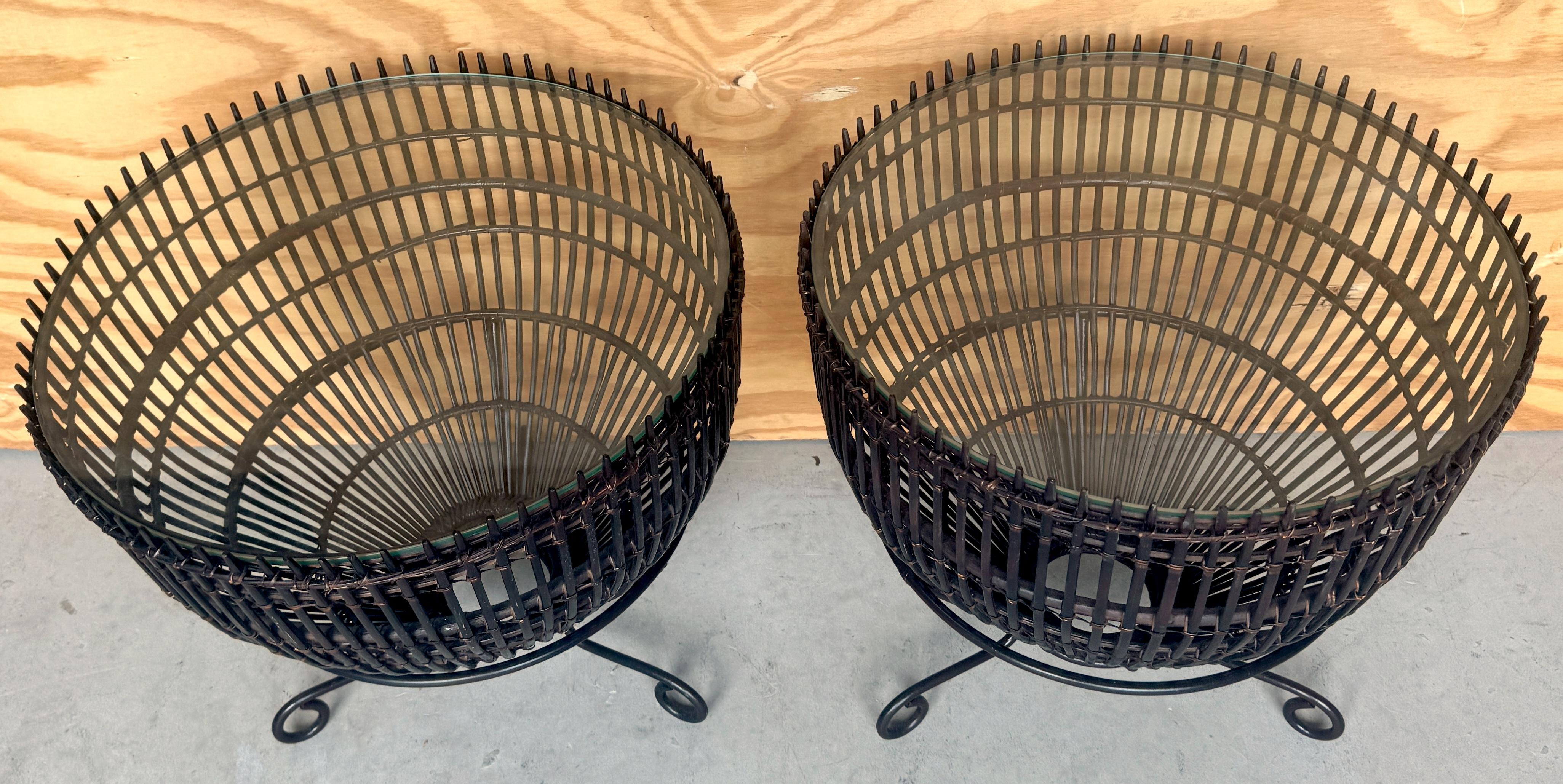 Paire de tables d'appoint en rotin, fer et verre de style Franco Albini du milieu du siècle dernier Bon état - En vente à West Palm Beach, FL