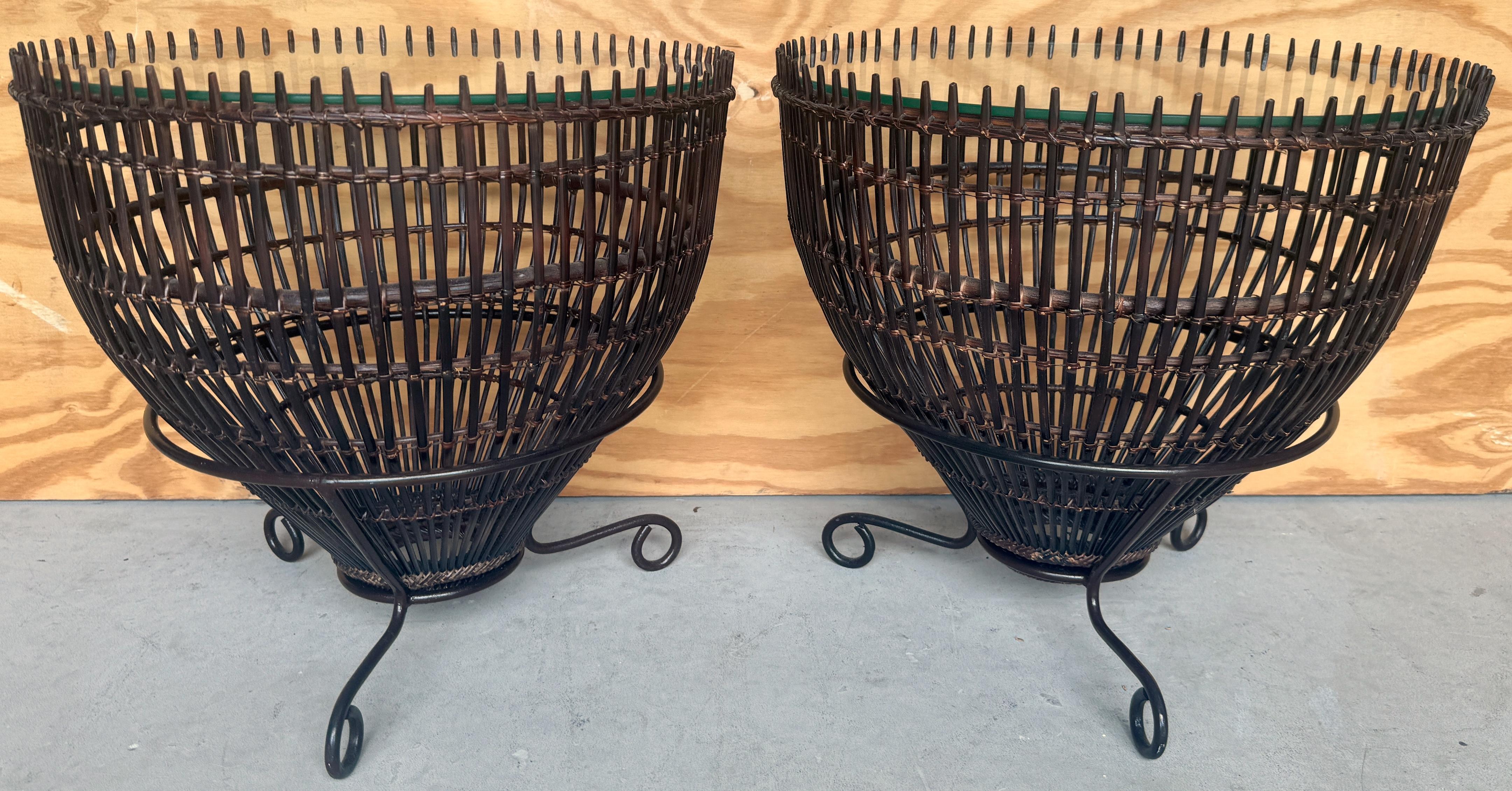 20ième siècle Paire de tables d'appoint en rotin, fer et verre de style Franco Albini du milieu du siècle dernier en vente