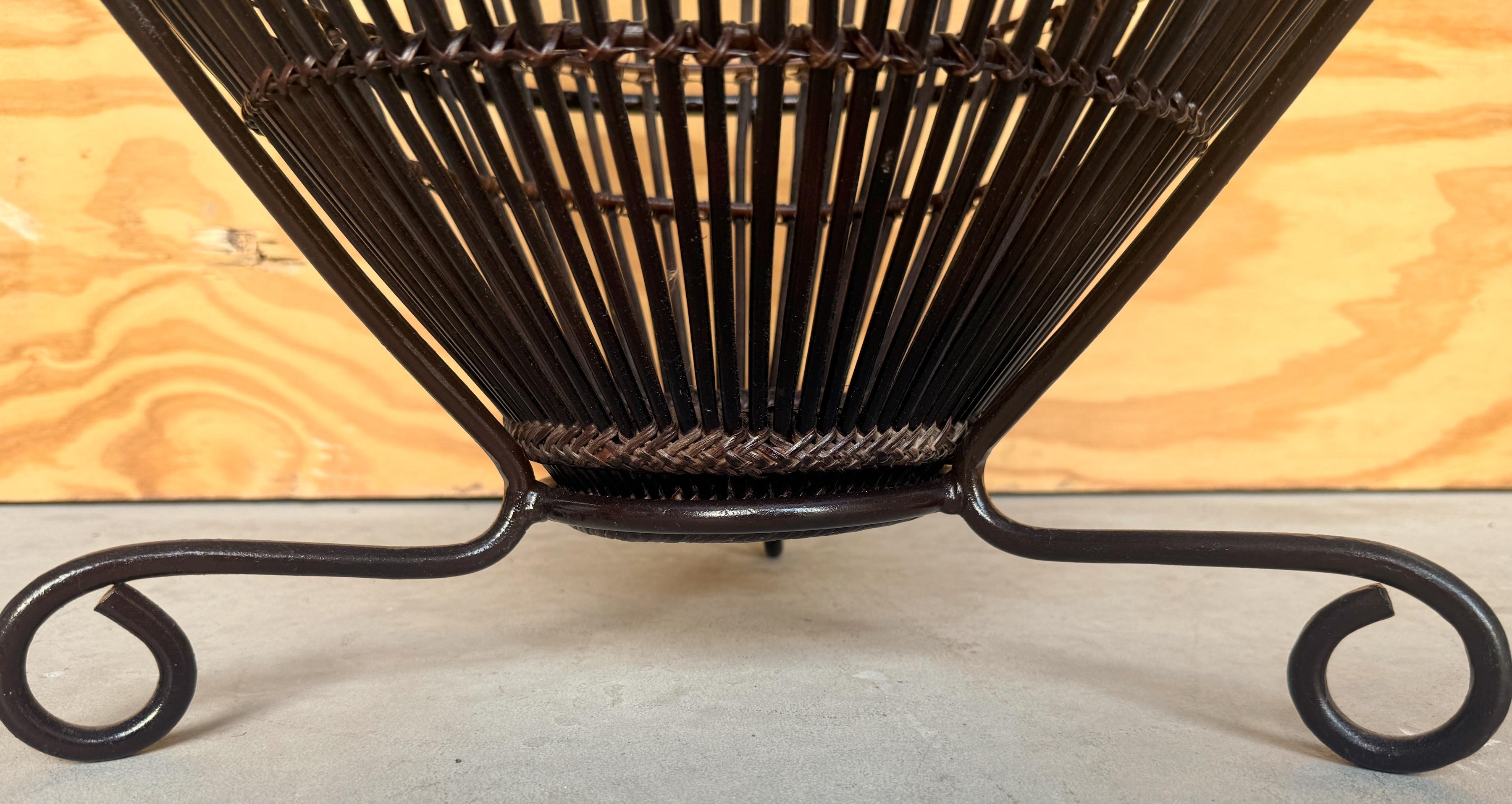 Paire de tables d'appoint en rotin, fer et verre de style Franco Albini du milieu du siècle dernier en vente 1