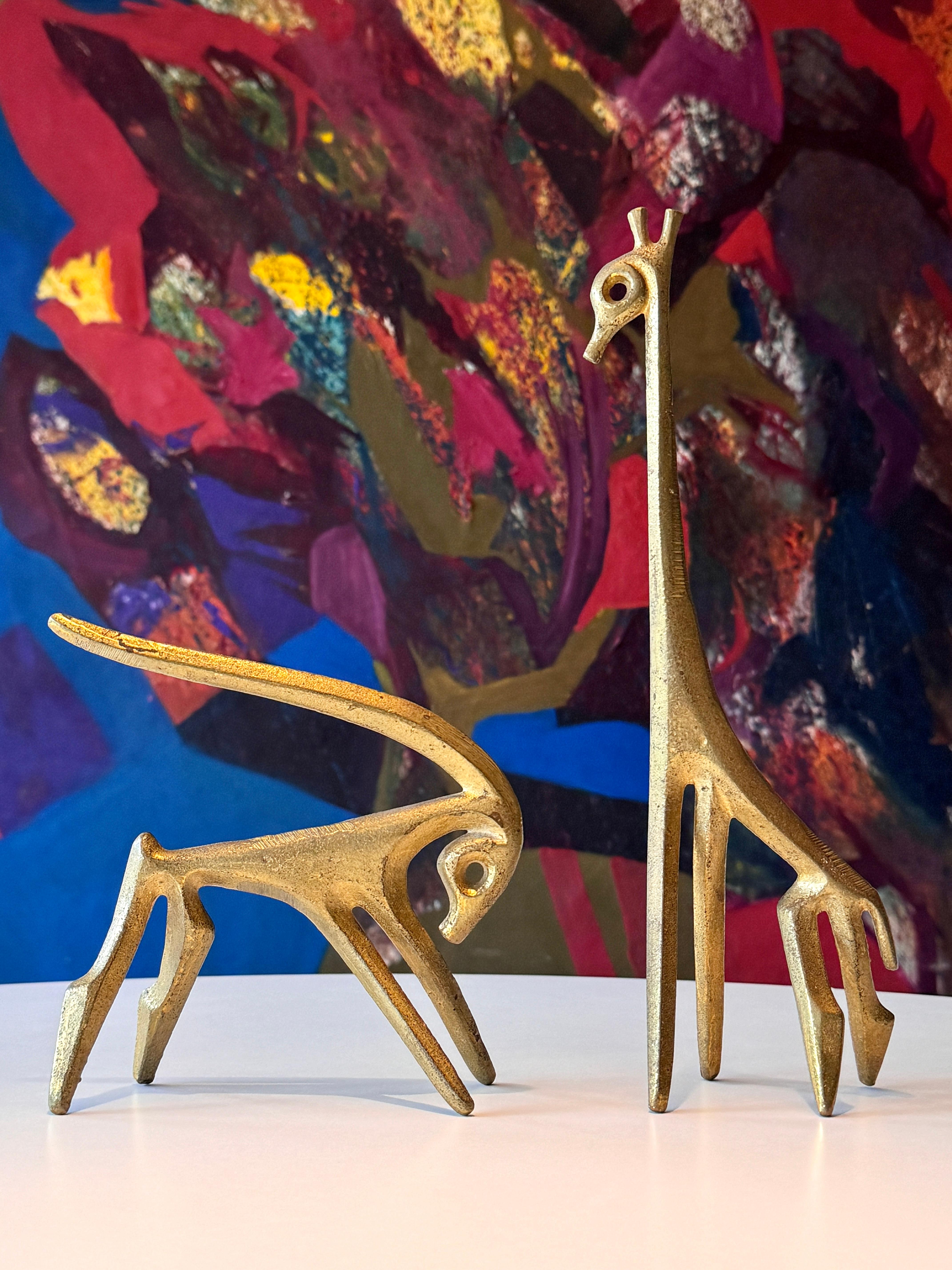 Paire de tables-sculptures modernistes de Frederic Weinberg, circa 1950
Girafe et gazelle en bronze coulé
Tous deux ont signé à l'intérieur de la jambe

girafe
3,5 x 3 x 11,5 pouces

gazelle
6 x 2.5 x 6 pouces